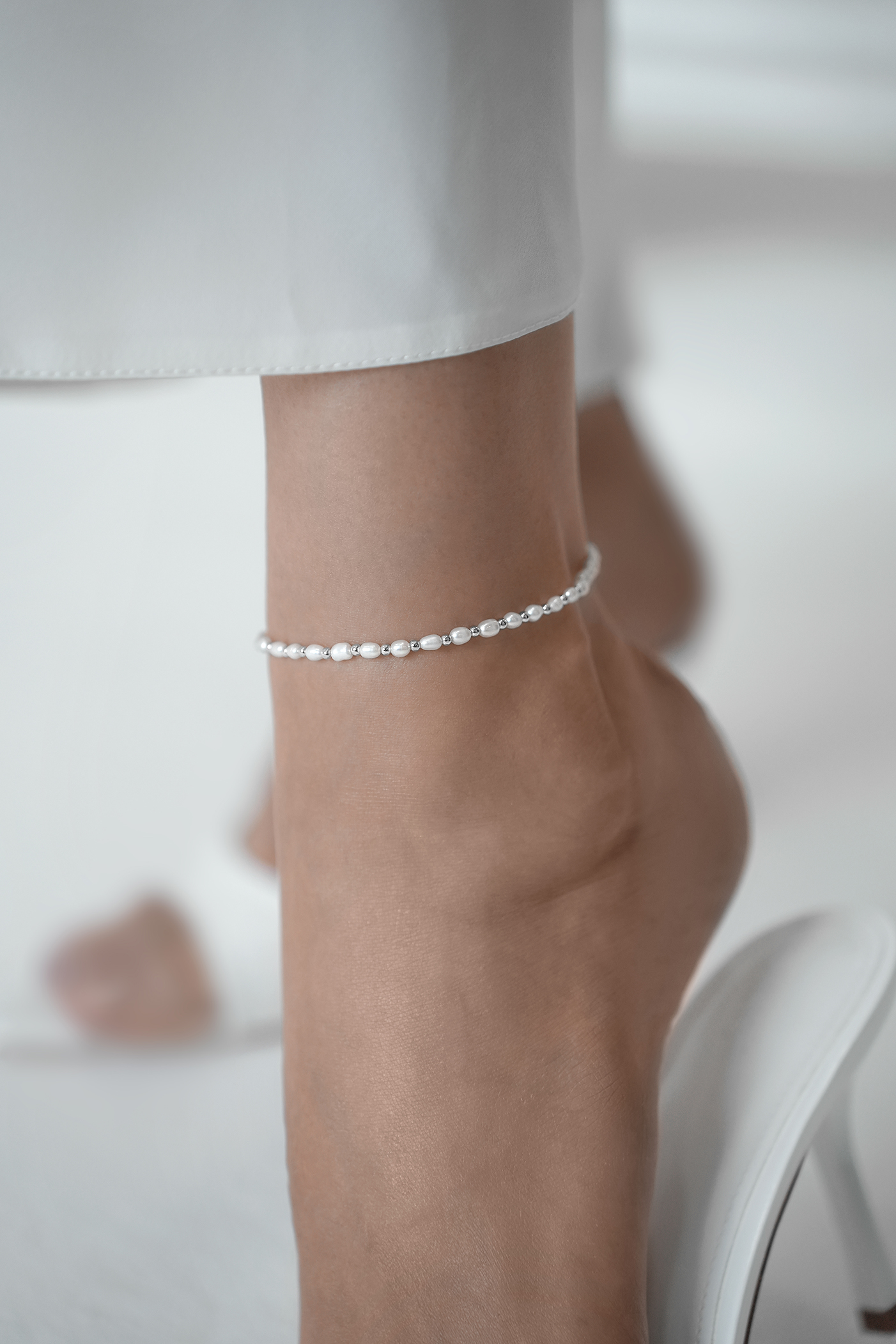 Браслеты: Браслет на ногу с мелким жемчугом и шариками можно купить в ювелирном гардеробе MOMNT (Momentsilver), интернет-магазине украшений из серебра. Серебро 925, родий, натуральный жемчуг . Артикул 