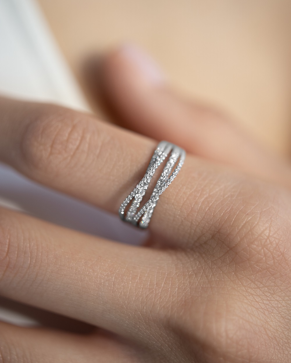 Кольца: Золотое кольцо с 64 бриллиантами в белом золоте можно купить в ювелирном гардеробе MOMNT (Momentsilver), интернет-магазине украшений из серебра. Золото 585. Вставки: бриллианты. Артикул 