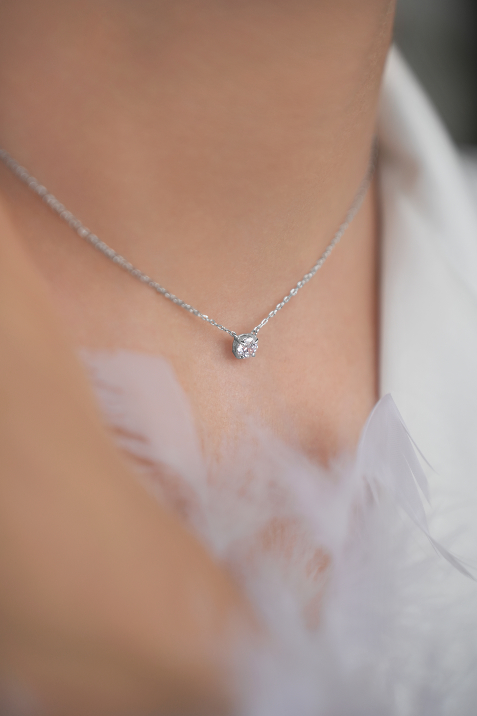 Колье: Колье "Солитер" в "ямочку" между ключиц можно купить в ювелирном гардеробе MOMNT (Momentsilver), интернет-магазине украшений из серебра. Серебро 925, родий, фианит . Артикул 