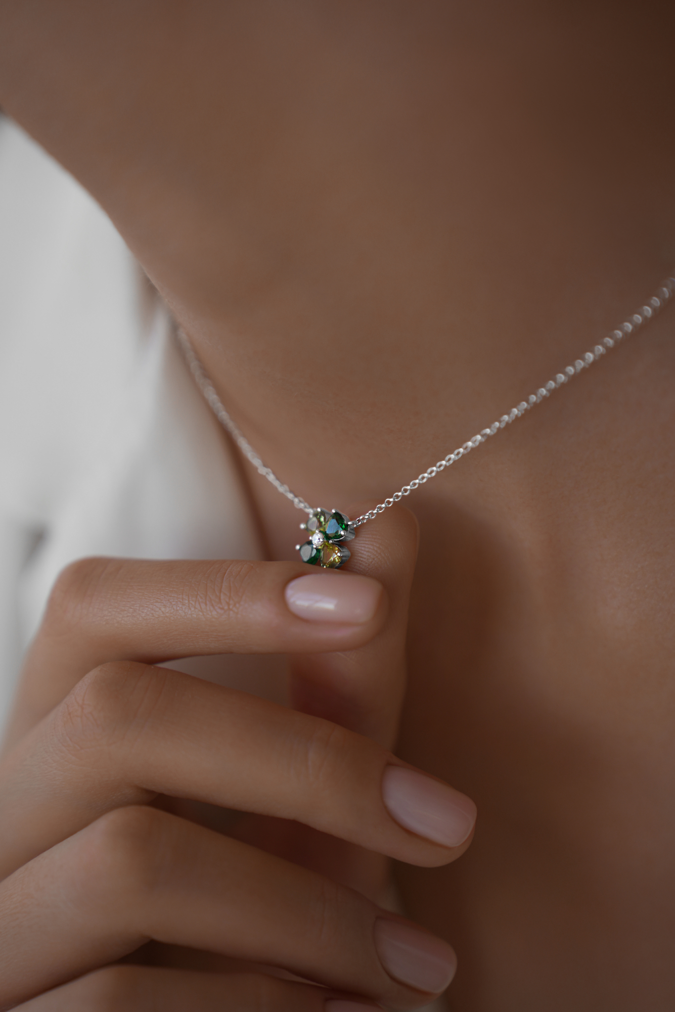 Колье: Колье Изумрудный клевер можно купить в ювелирном гардеробе MOMNT (Momentsilver), интернет-магазине украшений из серебра. Серебро 925, родий. . Артикул 