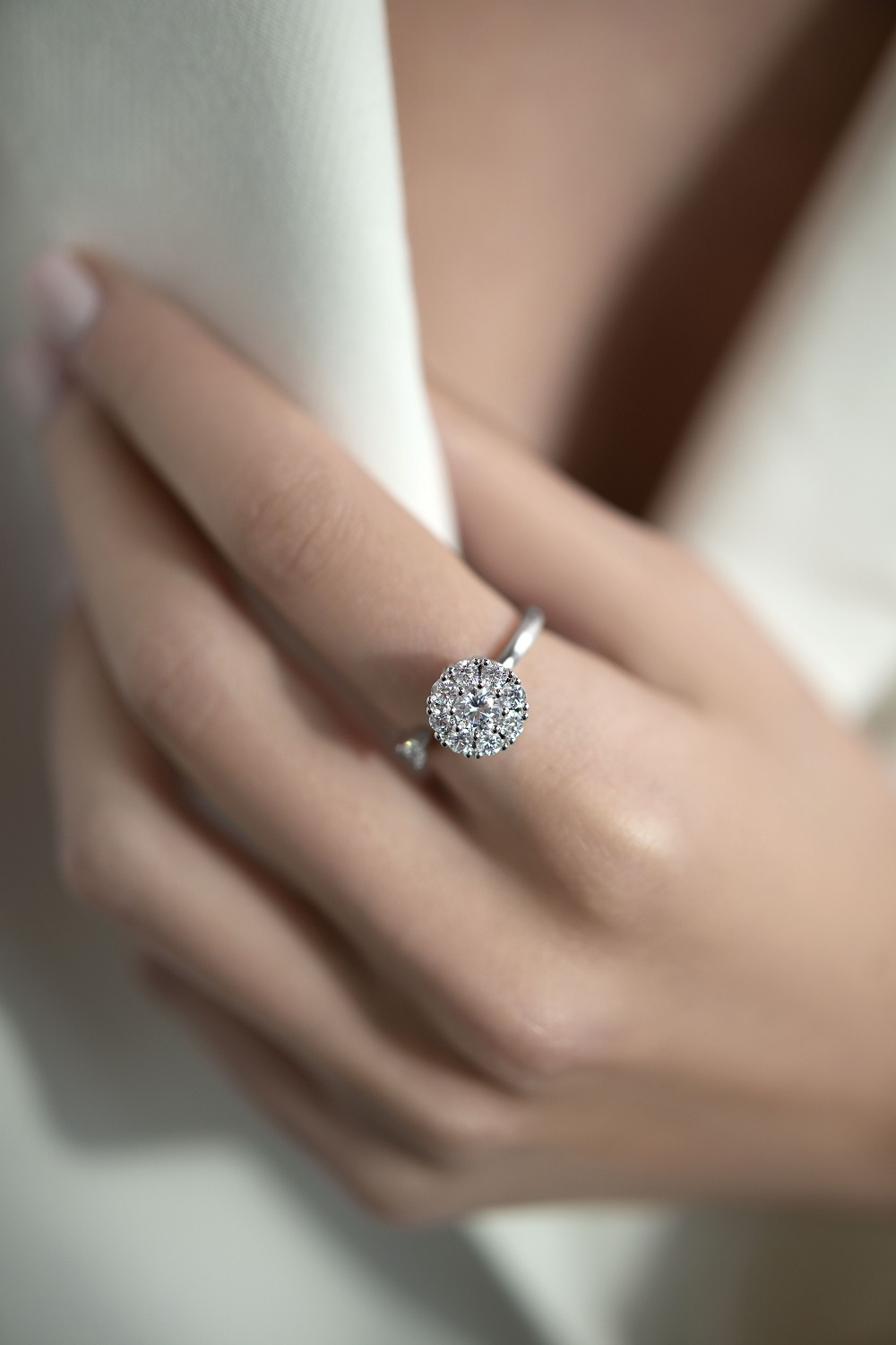 Бижутерия: Кольцо-антистресс можно купить в ювелирном гардеробе MOMNT (Momentsilver), интернет-магазине украшений из серебра. Ювелирный сплав, родий, вставки: куб. цирконий. Артикул 