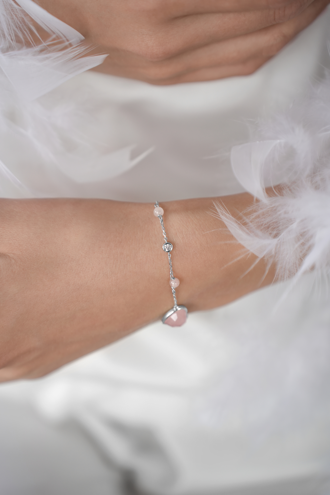 Браслеты: Браслет Сердце с розовым кварцем Розовые мечты можно купить в ювелирном гардеробе MOMNT (Momentsilver), интернет-магазине украшений из серебра. Серебро 925, родий, кварц. Артикул 