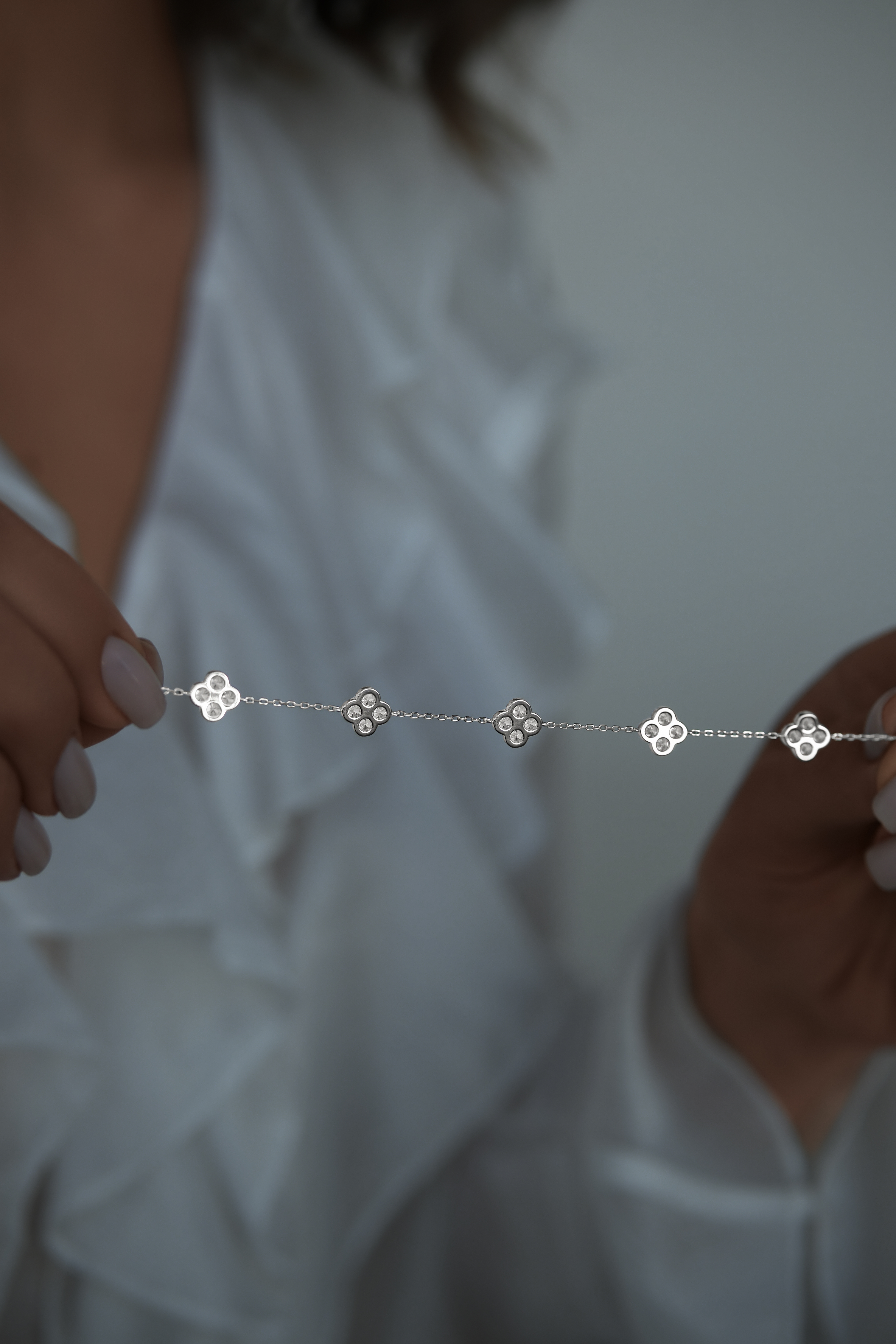 Браслеты: Браслет Клевер с камнями по всей цепи  можно купить в ювелирном гардеробе MOMNT (Momentsilver), интернет-магазине украшений из серебра. Серебро 925, родий. Вставки: куб.цирконий. Артикул 