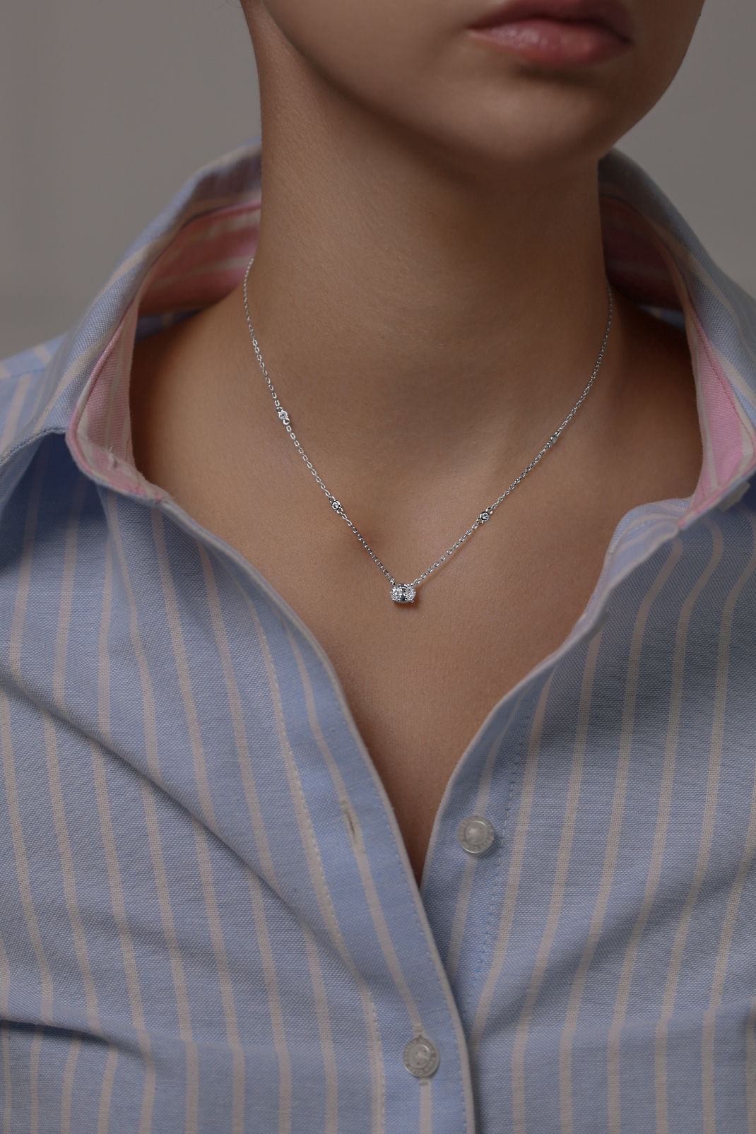 Колье: Колье в огранке овал можно купить в ювелирном гардеробе MOMNT (Momentsilver), интернет-магазине украшений из серебра. Серебро 925, родий. Вставки: куб.цирконий. Артикул 