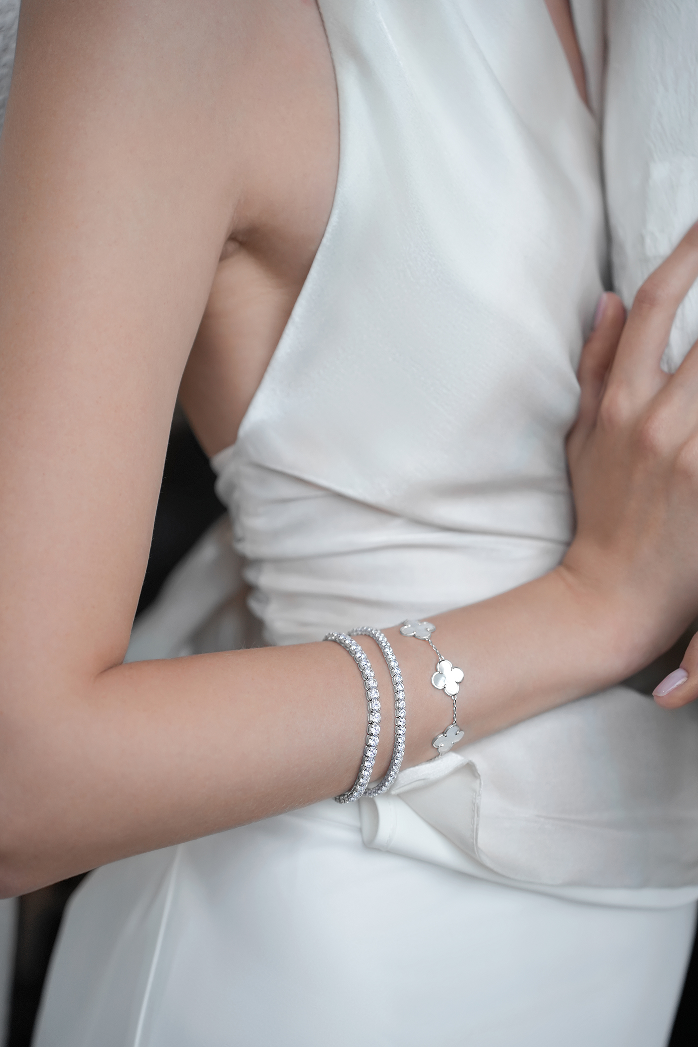 Браслеты: Теннисный браслет с камнями 4 мм можно купить в ювелирном гардеробе MOMNT (Momentsilver), интернет-магазине украшений из серебра. Серебро 925, родий, вставки:куб.цирконий. Артикул 