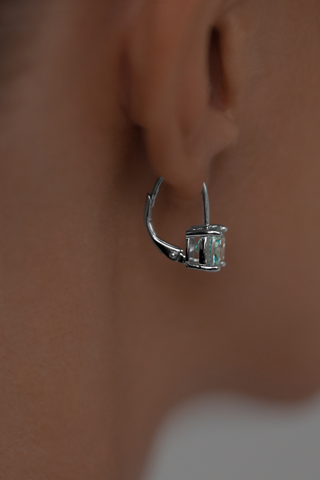 Серьги: Серьги с голубыми бриллианитами в огранке Кушон на французском замке можно купить в ювелирном гардеробе MOMNT (Momentsilver), интернет-магазине украшений из серебра. Серебро 925, родий. Артикул 