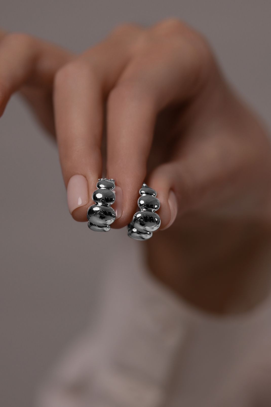 Серьги: Серьги-хупы Дутые овалы можно купить в ювелирном гардеробе MOMNT (Momentsilver), интернет-магазине украшений из серебра. Серебро 925, родий. Артикул 