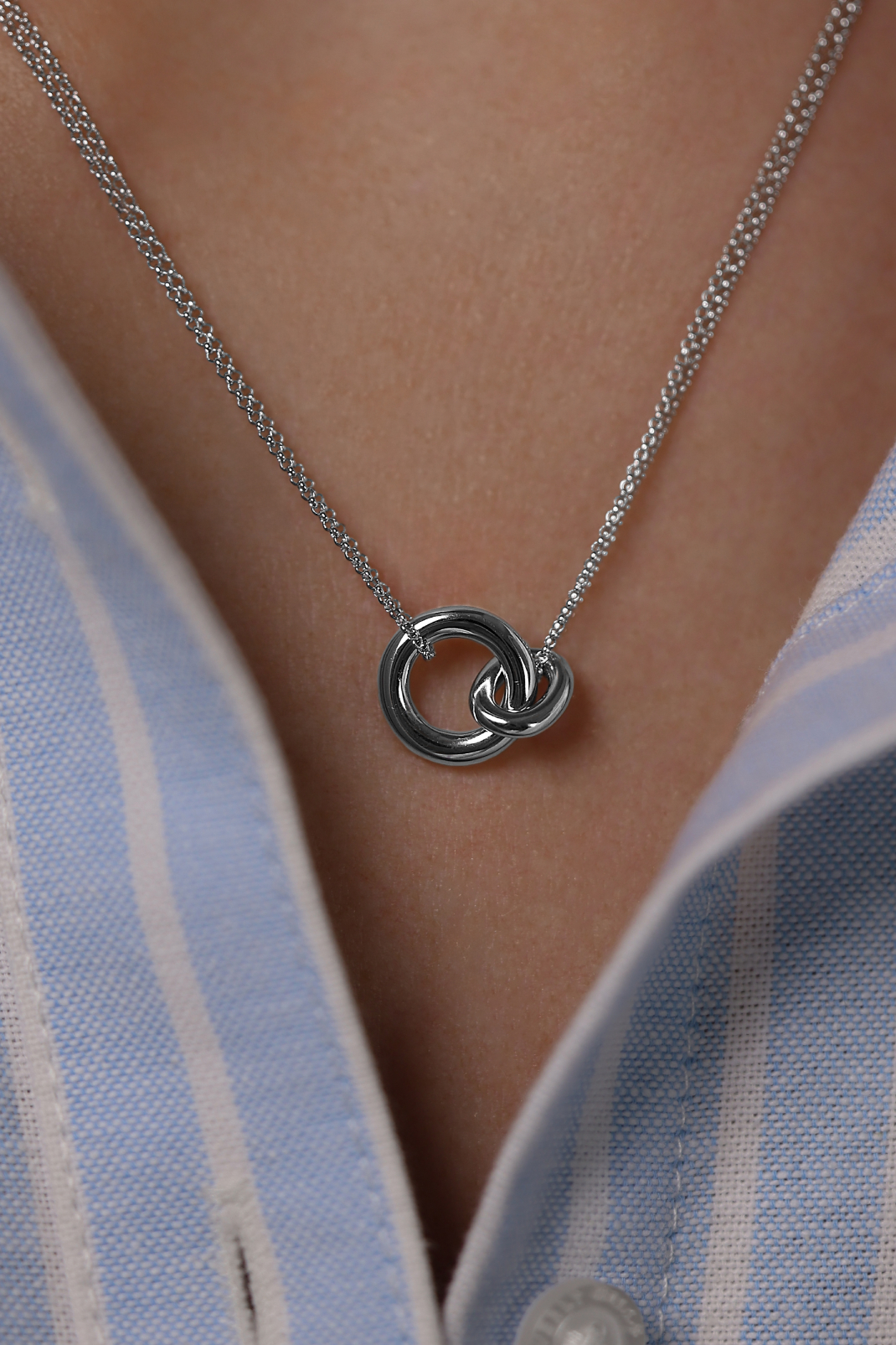 Колье: Колье Переплетенные кольца "Все ответы внутри нас" можно купить в ювелирном гардеробе MOMNT (Momentsilver), интернет-магазине украшений из серебра. Серебро 925, родий. Артикул 