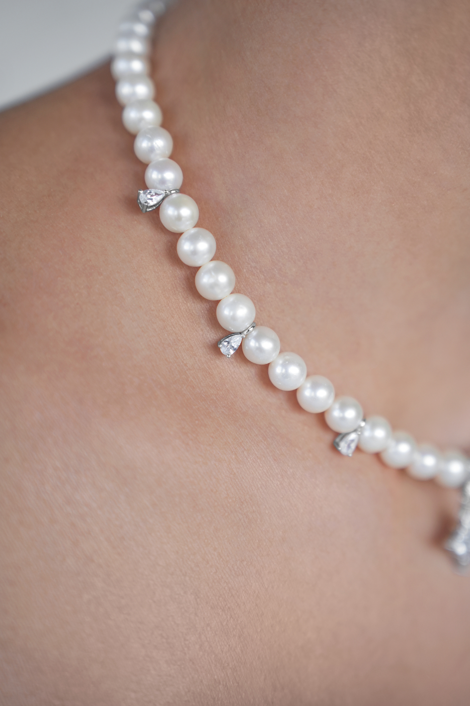 Колье: Колье-чокер из натурального жемчуга Мария-Антуанетта можно купить в ювелирном гардеробе MOMNT (Momentsilver), интернет-магазине украшений из серебра. Серебро 925, родий, фианиты, жемчуг . Артикул 