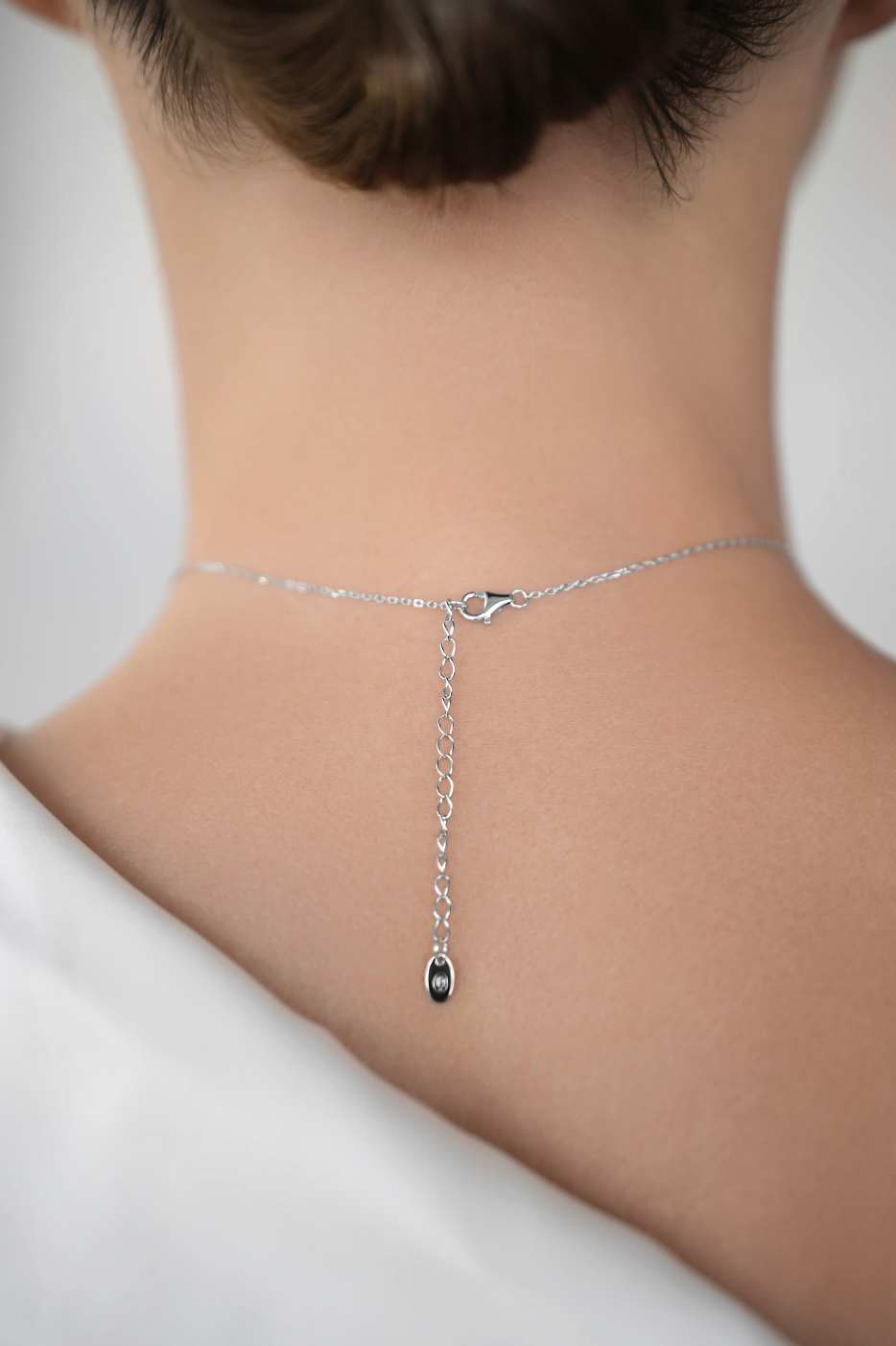 Колье: Колье в огранке "Принцесса" в "ямочку" между ключиц можно купить в ювелирном гардеробе MOMNT (Momentsilver), интернет-магазине украшений из серебра. Серебро 925, родий, фианит . Артикул 