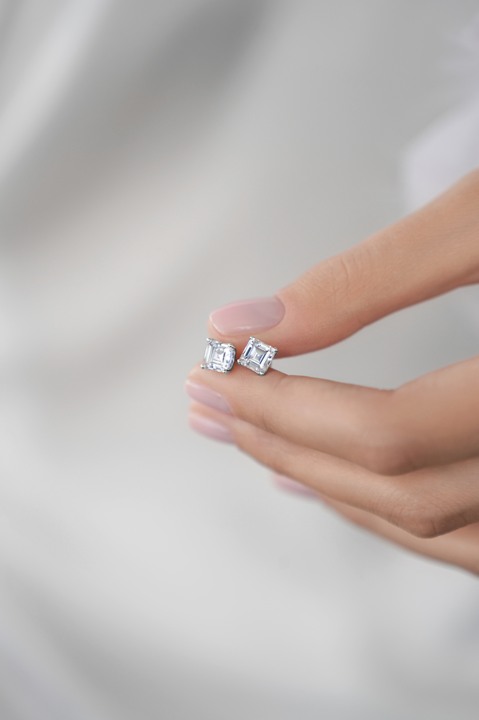 Серьги: Серьги-гвоздики в огранке "Принцесса" можно купить в ювелирном гардеробе MOMNT (Momentsilver), интернет-магазине украшений из серебра. Серебро 925, родий, фианиты . Артикул 