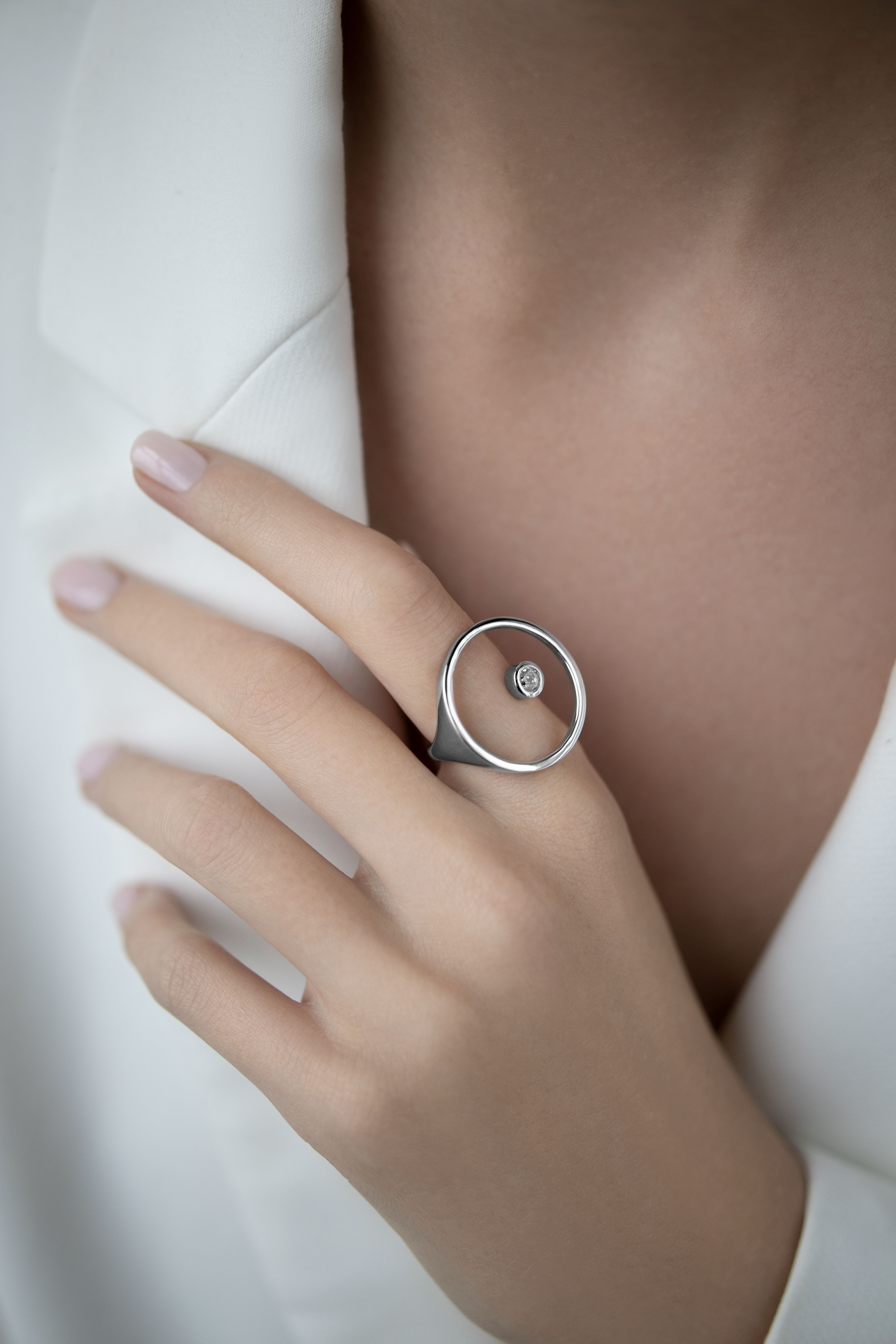 Кольца: Объемное кольцо Эхо можно купить в ювелирном гардеробе MOMNT (Momentsilver), интернет-магазине украшений из серебра. Серебро 925, родий, вставки:куб.цирконий. Артикул 