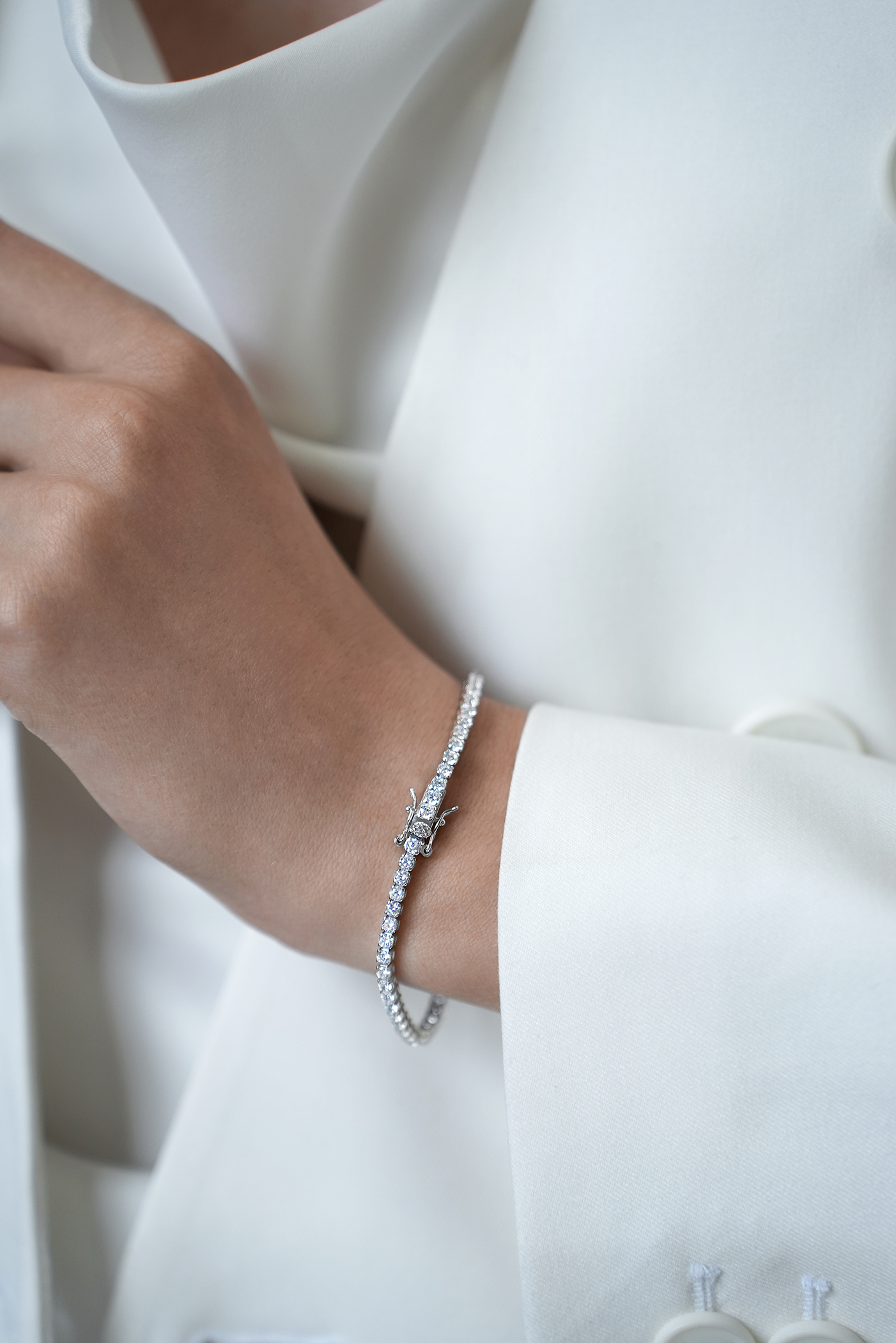 Браслеты: Теннисный браслет с камнями 2.5 мм можно купить в ювелирном гардеробе MOMNT (Momentsilver), интернет-магазине украшений из серебра. Серебро 925, родий, вставки:куб.цирконий. Артикул 