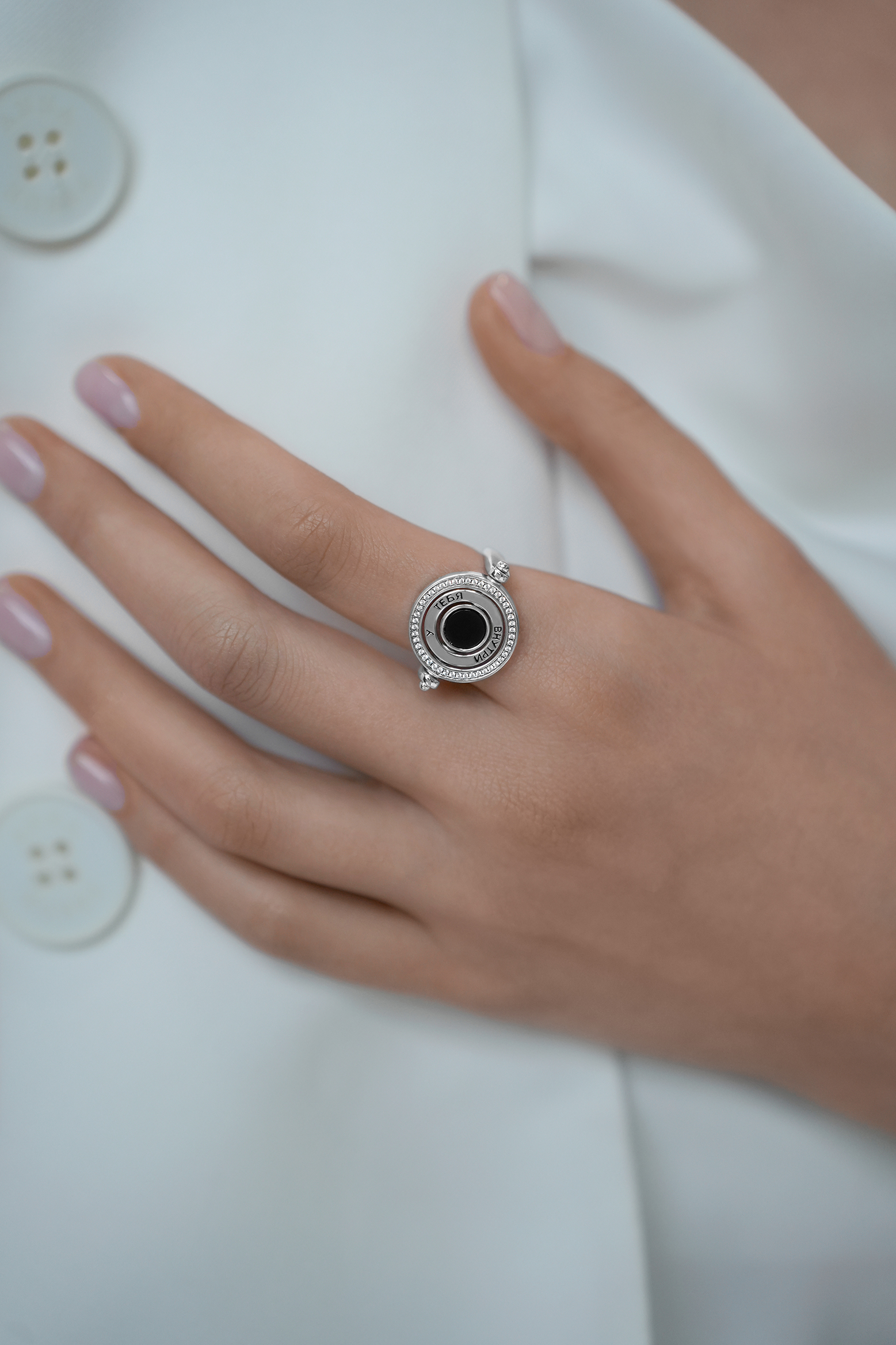 Кольца: Кольцо-маховик "Место силы" с ониксом можно купить в ювелирном гардеробе MOMNT (Momentsilver), интернет-магазине украшений из серебра. Серебро 925, родий, вставка: оникс . Артикул 