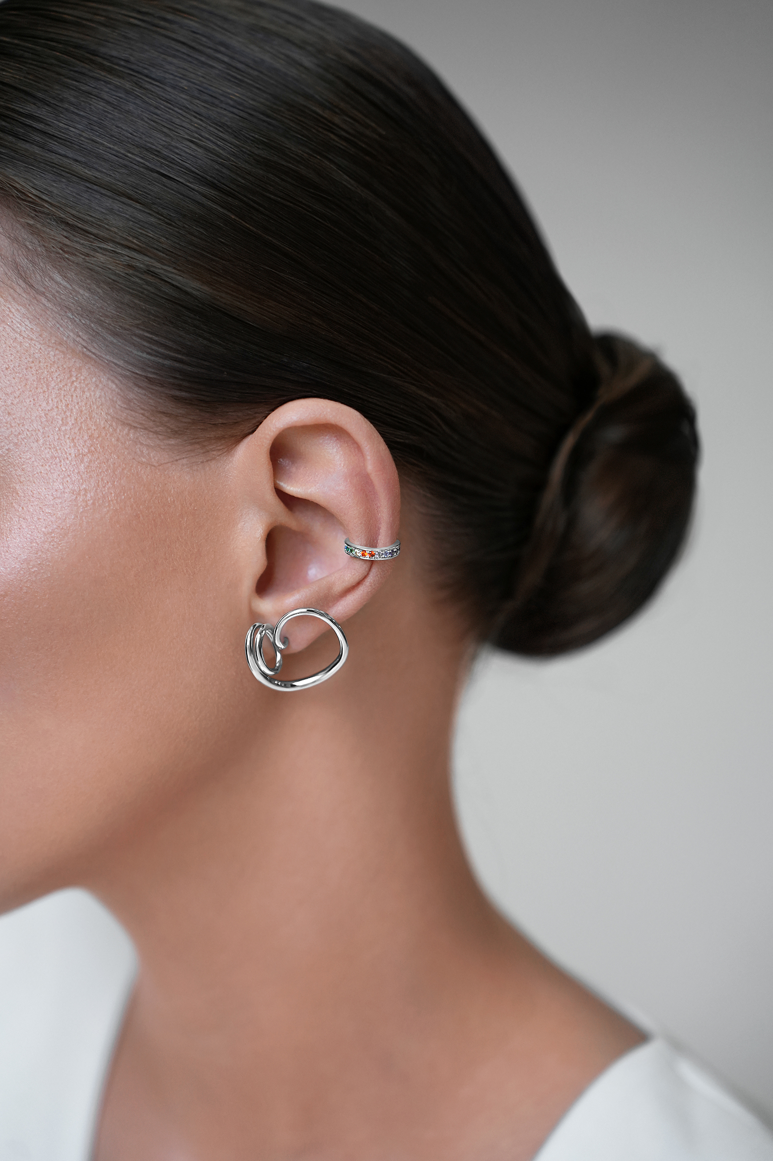 Каффы: Серебряный кафф радуга можно купить в ювелирном гардеробе MOMNT (Momentsilver), интернет-магазине украшений из серебра. Серебро 925, родий, вставки:куб.цирконий. Артикул 