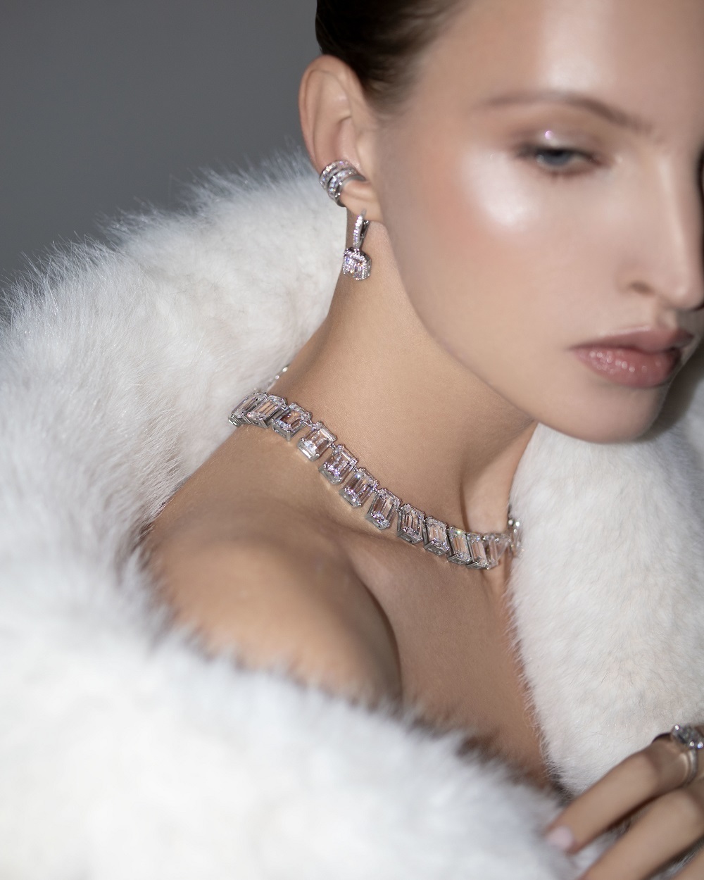 Бижутерия:  Колье с камнями в огранке изумруд можно купить в ювелирном гардеробе MOMNT (Momentsilver), интернет-магазине украшений из серебра. Ювелирный сплав, родий, вставки: куб. цирконий. Артикул 