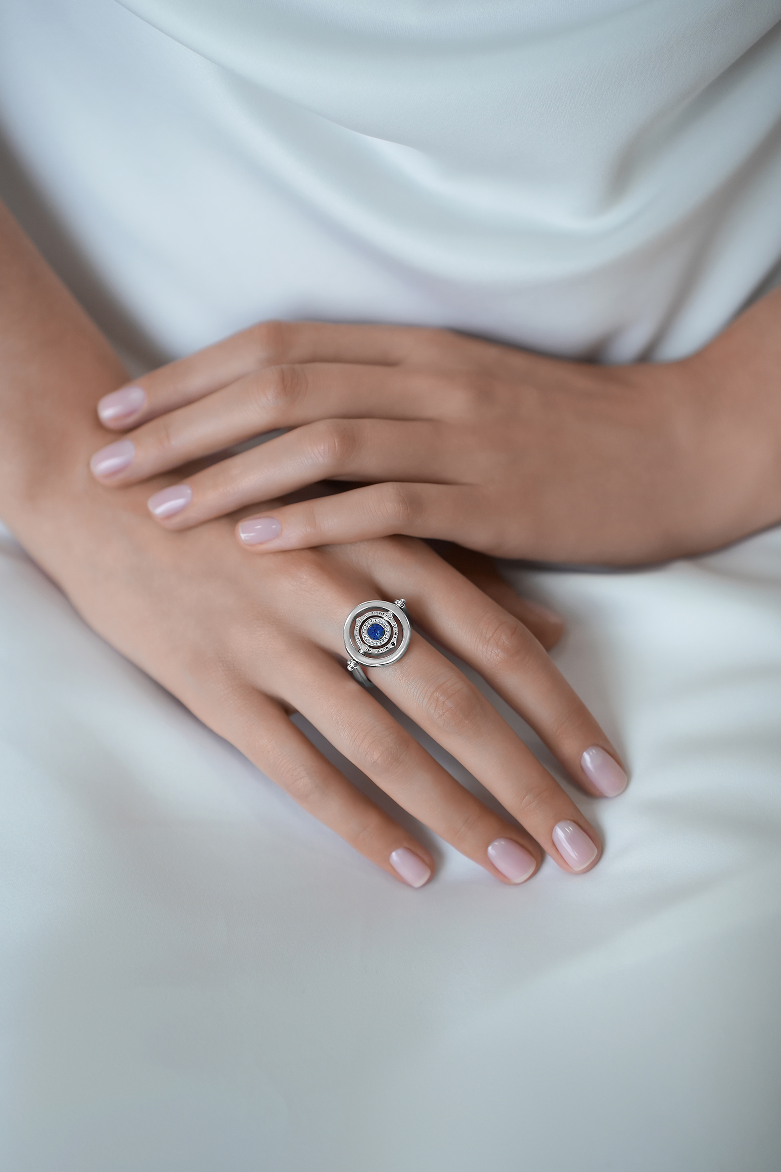 Кольца: Кольцо-маховик "Море не  стесняется шума" с лазуритом можно купить в ювелирном гардеробе MOMNT (Momentsilver), интернет-магазине украшений из серебра. Серебро 925, родий, вставка : лазурит . Артикул 