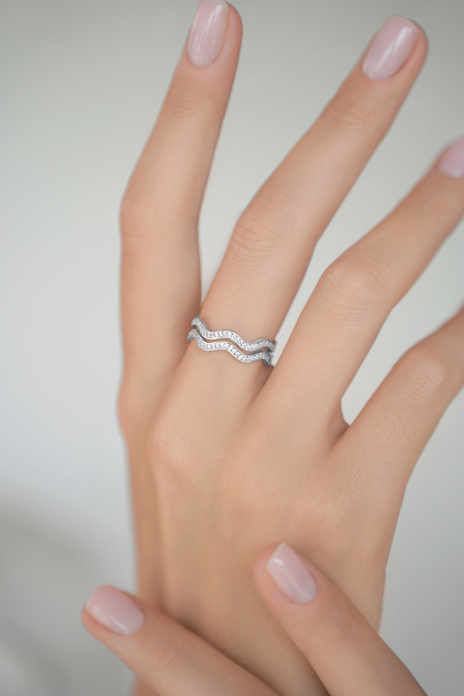 Кольца: Кольцо двойное Волны можно купить в ювелирном гардеробе MOMNT (Momentsilver), интернет-магазине украшений из серебра. Серебро 925, родий. вставки: куб.цирконий. Артикул 