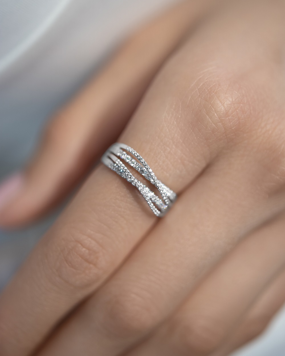 Кольца: Золотое кольцо с 64 бриллиантами в белом золоте можно купить в ювелирном гардеробе MOMNT (Momentsilver), интернет-магазине украшений из серебра. Золото 585. Вставки: бриллианты. Артикул 