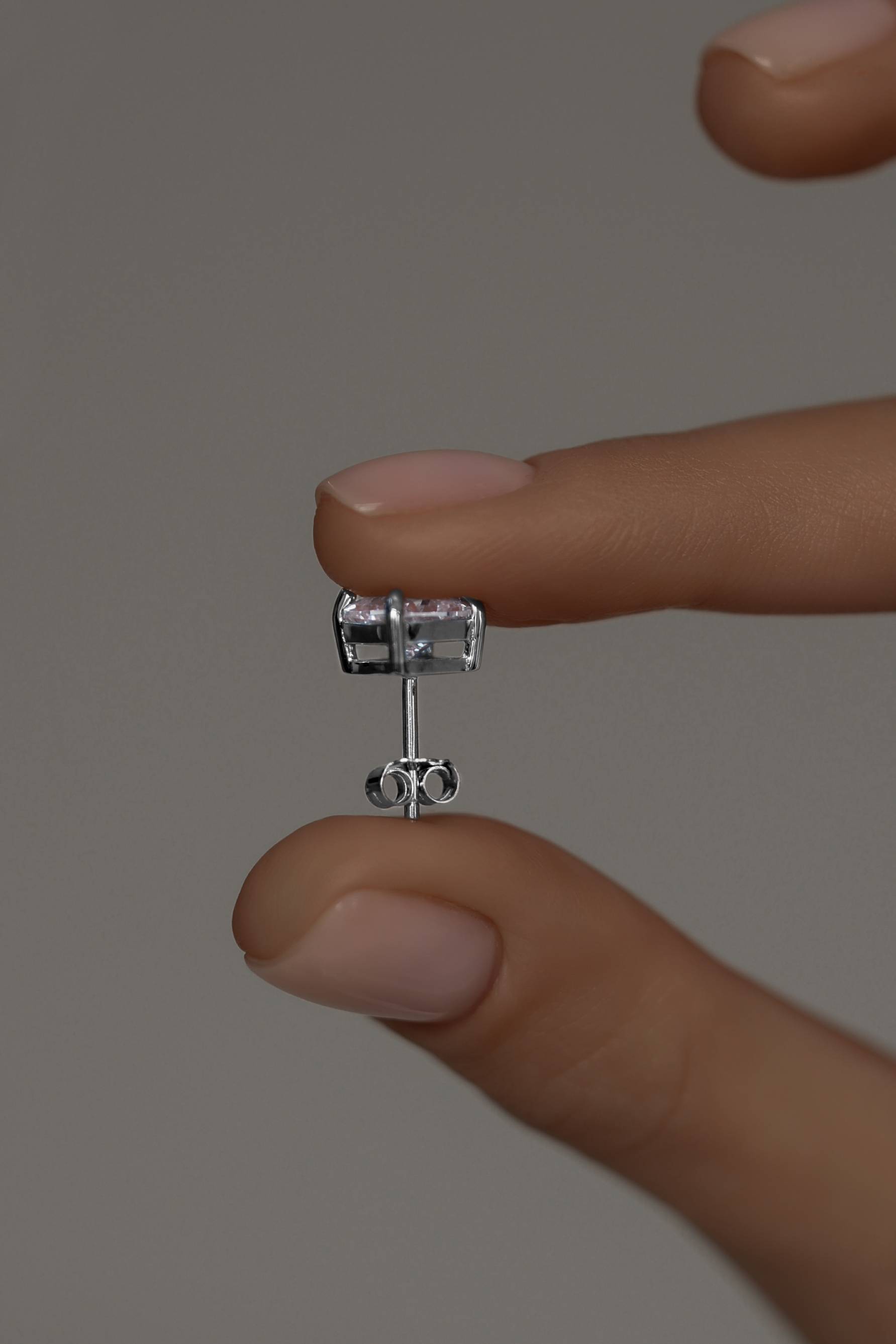 Серьги: Серьги-гвоздики, имитирующие бриллианты в огранке Принцесса можно купить в ювелирном гардеробе MOMNT (Momentsilver), интернет-магазине украшений из серебра. Серебро 925, родий. Артикул 