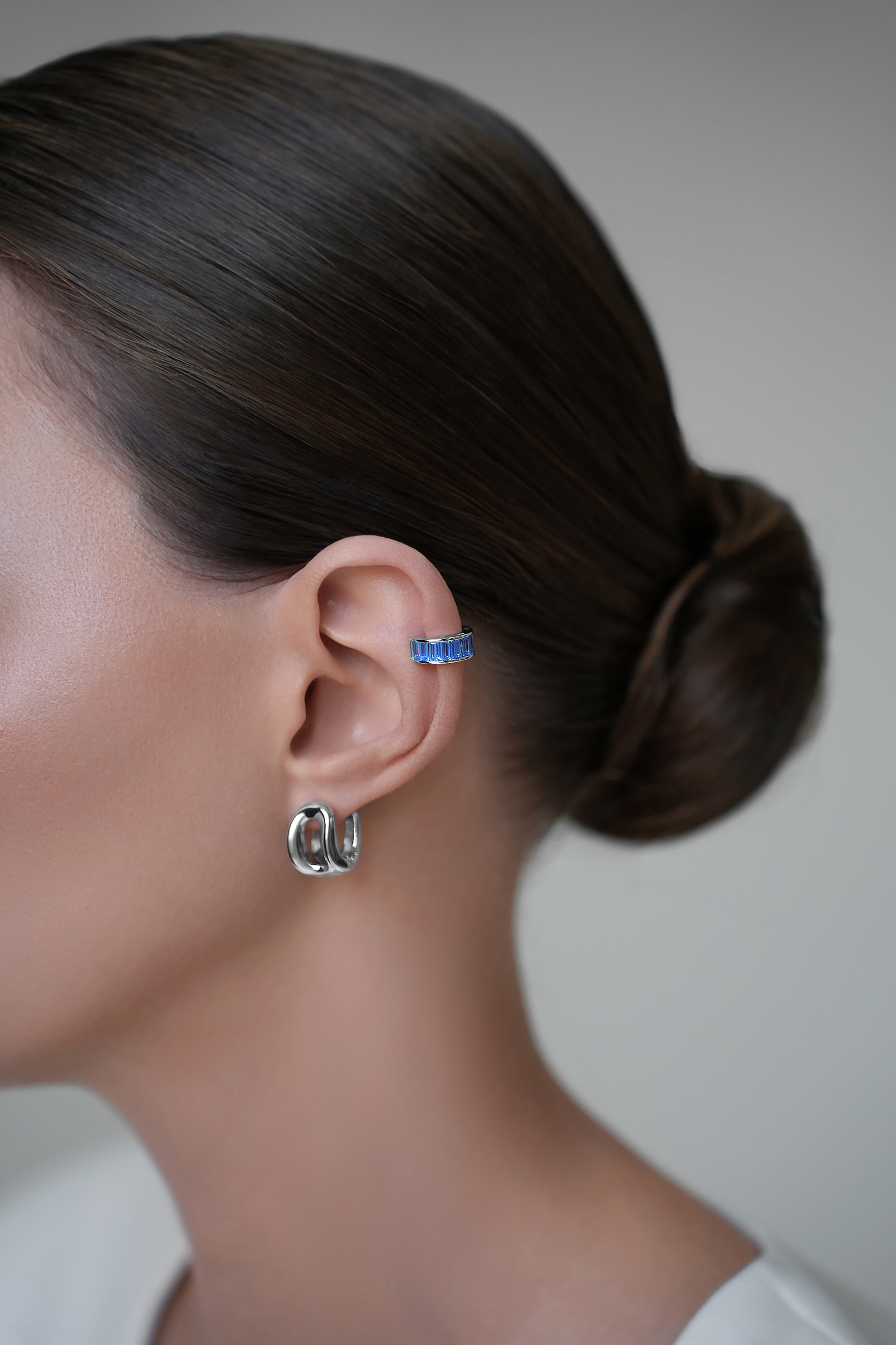 Каффы: Кафф с голубыми багетами можно купить в ювелирном гардеробе MOMNT (Momentsilver), интернет-магазине украшений из серебра. Серебро 925, родий, вставки: куб. цирконий . Артикул 