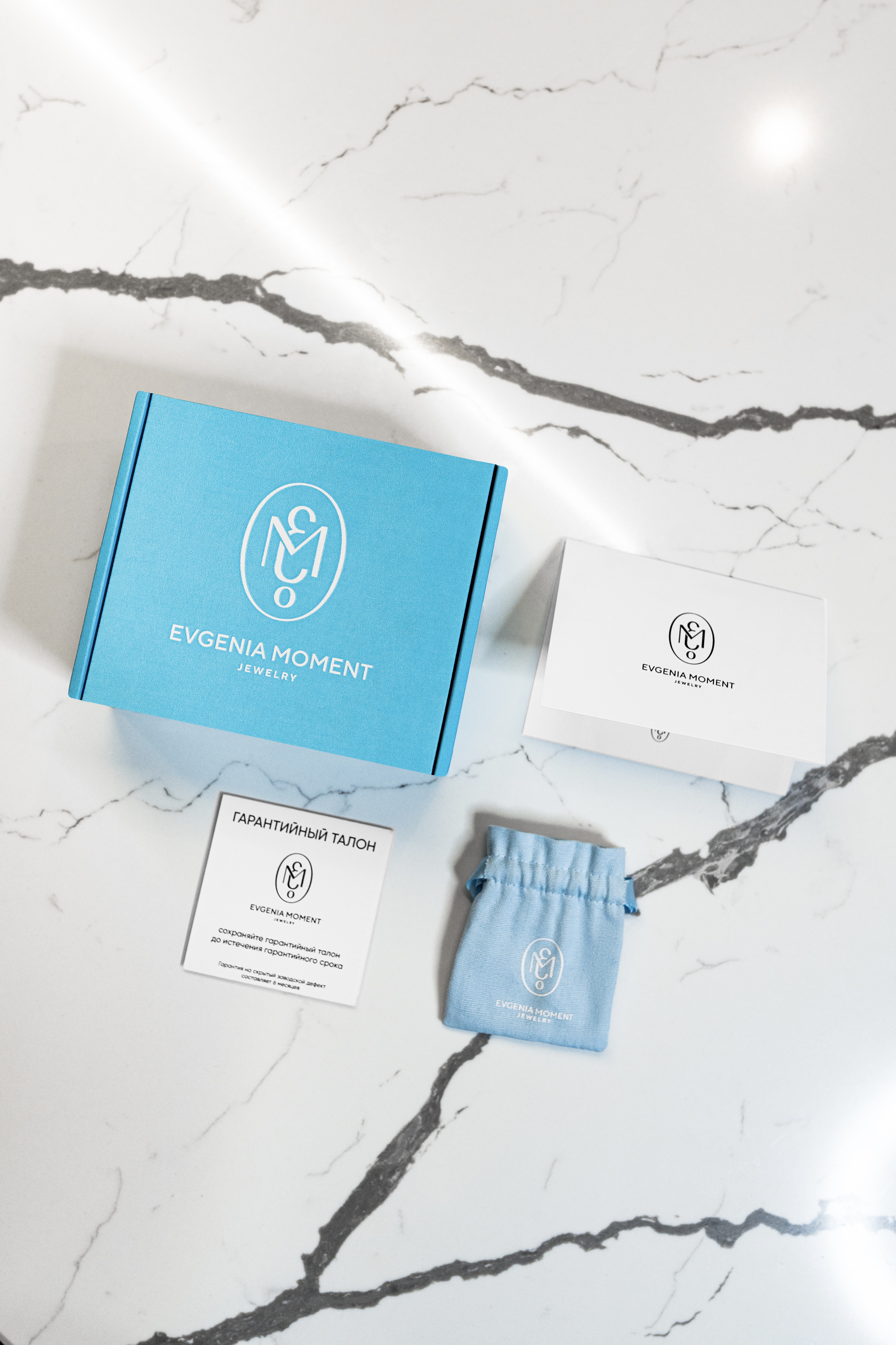 Бижутерия: Кольцо-антистресс можно купить в ювелирном гардеробе MOMNT (Momentsilver), интернет-магазине украшений из серебра. Ювелирный сплав, родий, вставки: куб. цирконий. Артикул 