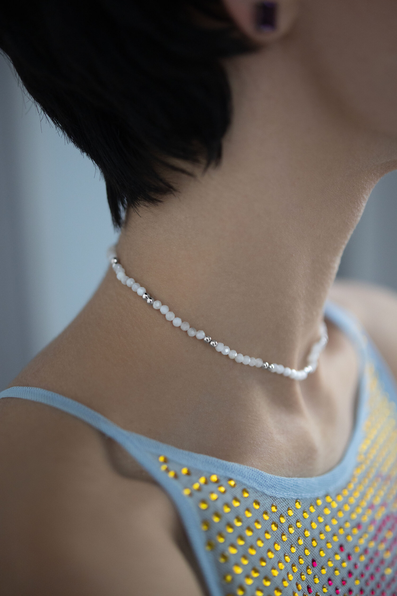 Бижутерия: Колье-чокер из белого кварца можно купить в ювелирном гардеробе MOMNT (Momentsilver), интернет-магазине украшений из серебра. Ювелирный сплав без примесей никеля и свинца, натуральный белый кварц, родий. Артикул 