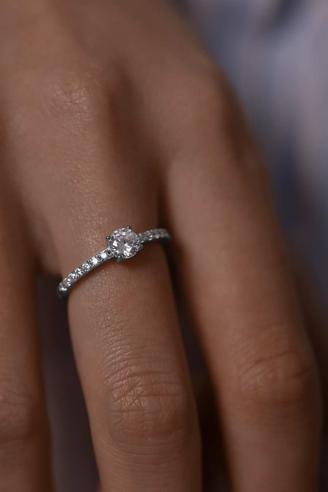 Кольца: Кольцо-дорожка с одним камнем lite можно купить в ювелирном гардеробе MOMNT (Momentsilver), интернет-магазине украшений из серебра. Серебро 925,родий. Вставки: куб.цирконий. Артикул 