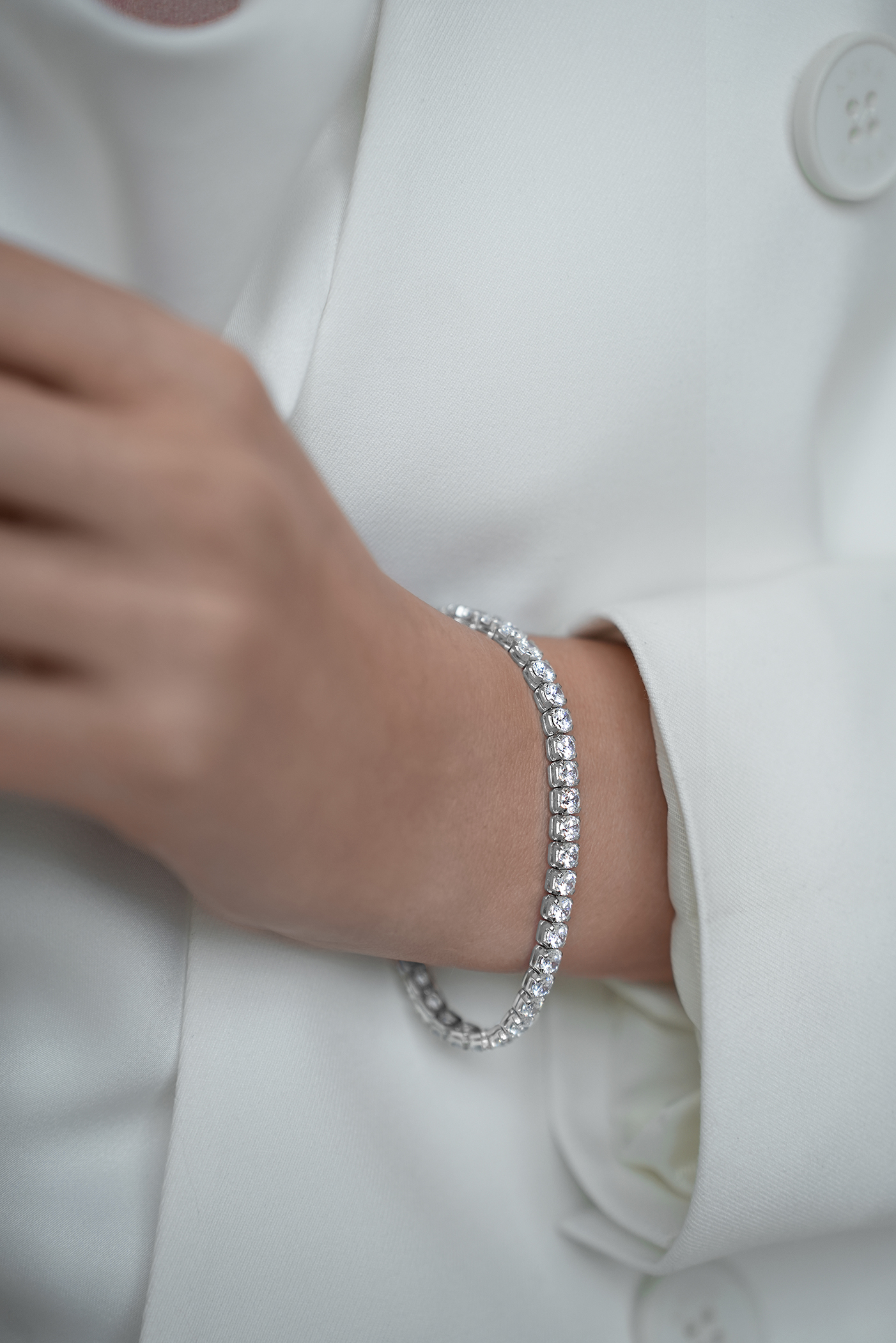 Браслеты: Теннисный браслет с камнями 4 мм можно купить в ювелирном гардеробе MOMNT (Momentsilver), интернет-магазине украшений из серебра. Серебро 925, родий, вставки:куб.цирконий. Артикул 