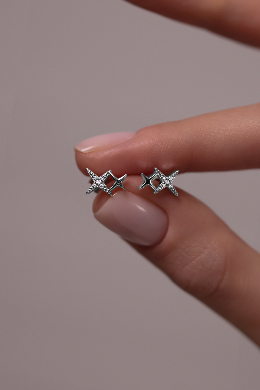 Серьги: Серьги-гвоздики Сияние можно купить в ювелирном гардеробе MOMNT (Momentsilver), интернет-магазине украшений из серебра. Серебро 925, родий, вставки:куб.цирконий. Артикул 