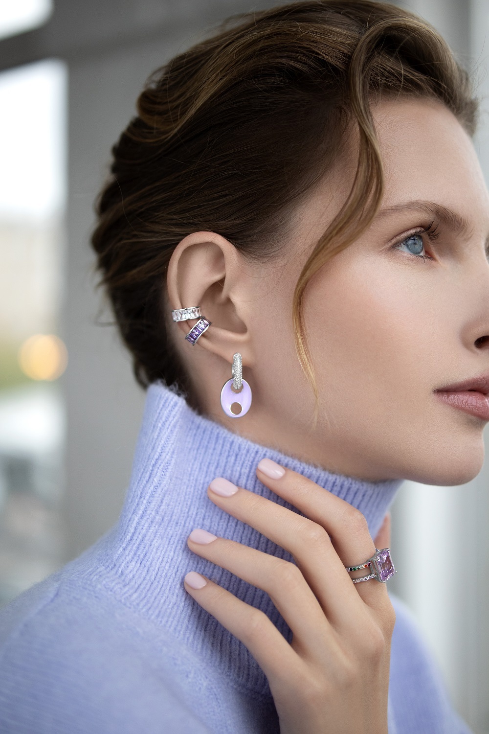 Бижутерия: Серьги-хаггисы с фианитами и лавандовой эмалью можно купить в ювелирном гардеробе MOMNT (Momentsilver), интернет-магазине украшений из серебра. Серьги-хаггисы с фианитами и лавандовой эмалью. Артикул 