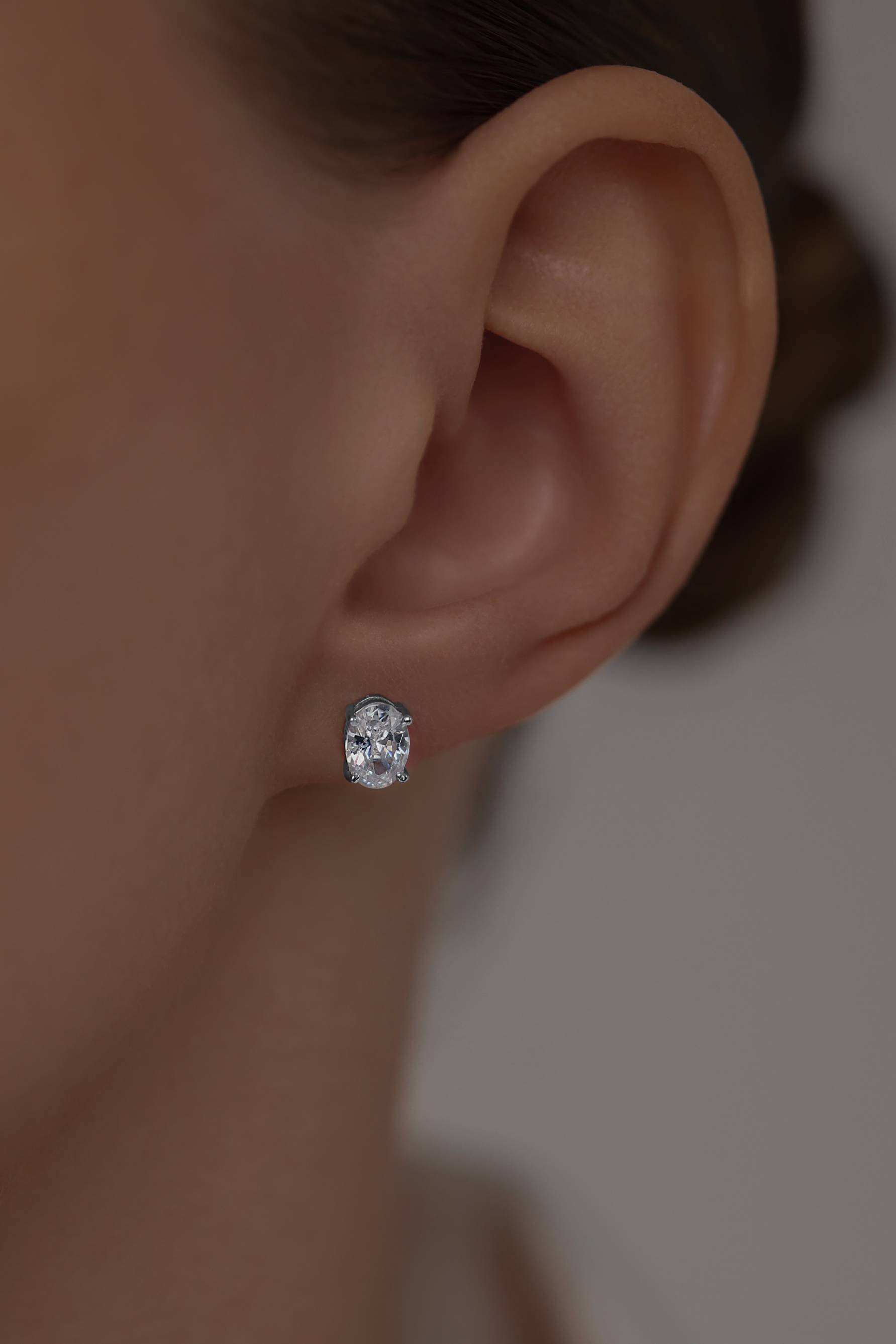 Серьги: Серьги-гвоздики в огранке овал  можно купить в ювелирном гардеробе MOMNT (Momentsilver), интернет-магазине украшений из серебра. Серебро 925, родий, вставки:куб.цирконий. Артикул 