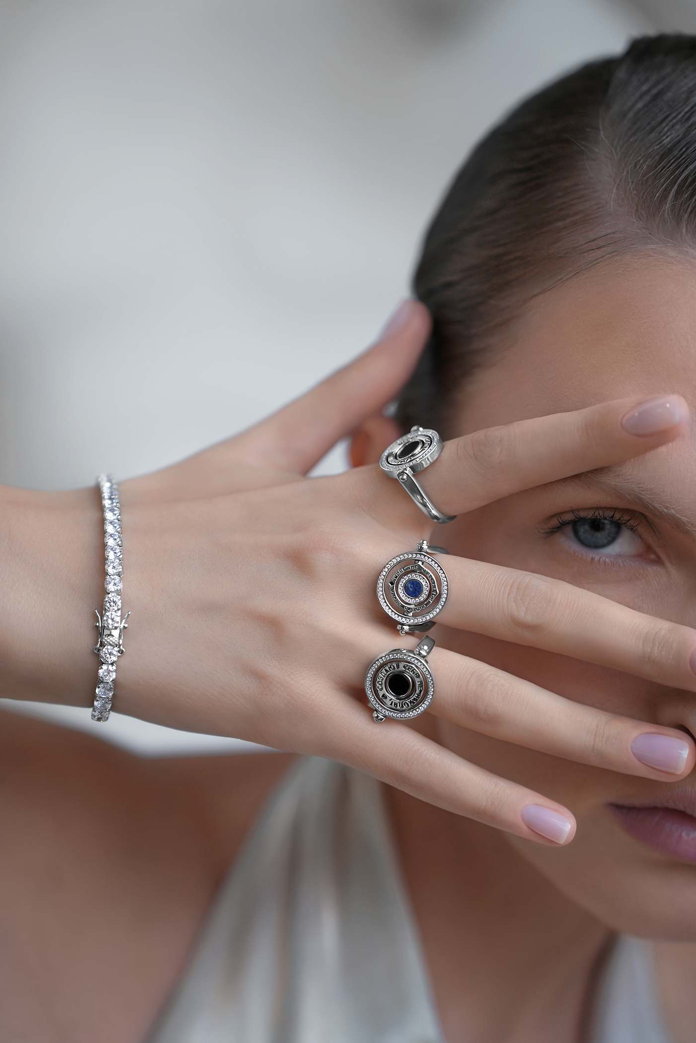 Кольца: Кольцо-маховик "Место силы" с ониксом можно купить в ювелирном гардеробе MOMNT (Momentsilver), интернет-магазине украшений из серебра. Серебро 925, родий, вставка: оникс . Артикул 