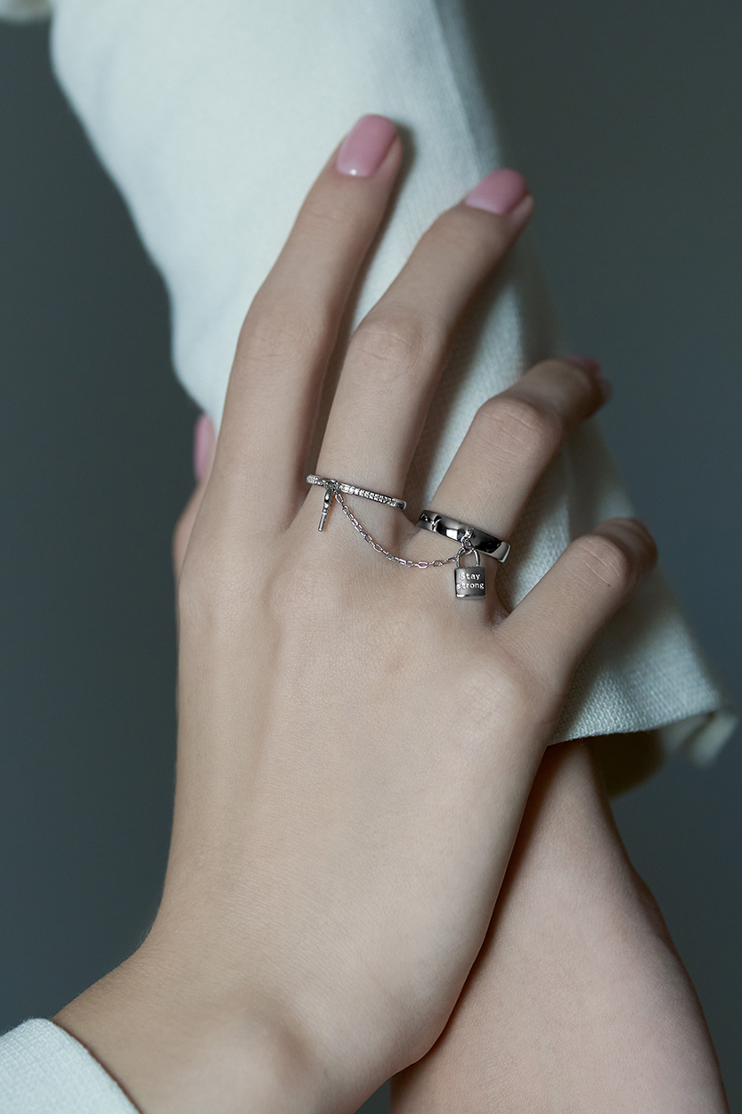 Кольца: Кольцо на два пальца с замком и ключом можно купить в ювелирном гардеробе MOMNT (Momentsilver), интернет-магазине украшений из серебра. Серебро 925, родий, вставки:куб.цирконий. Артикул 