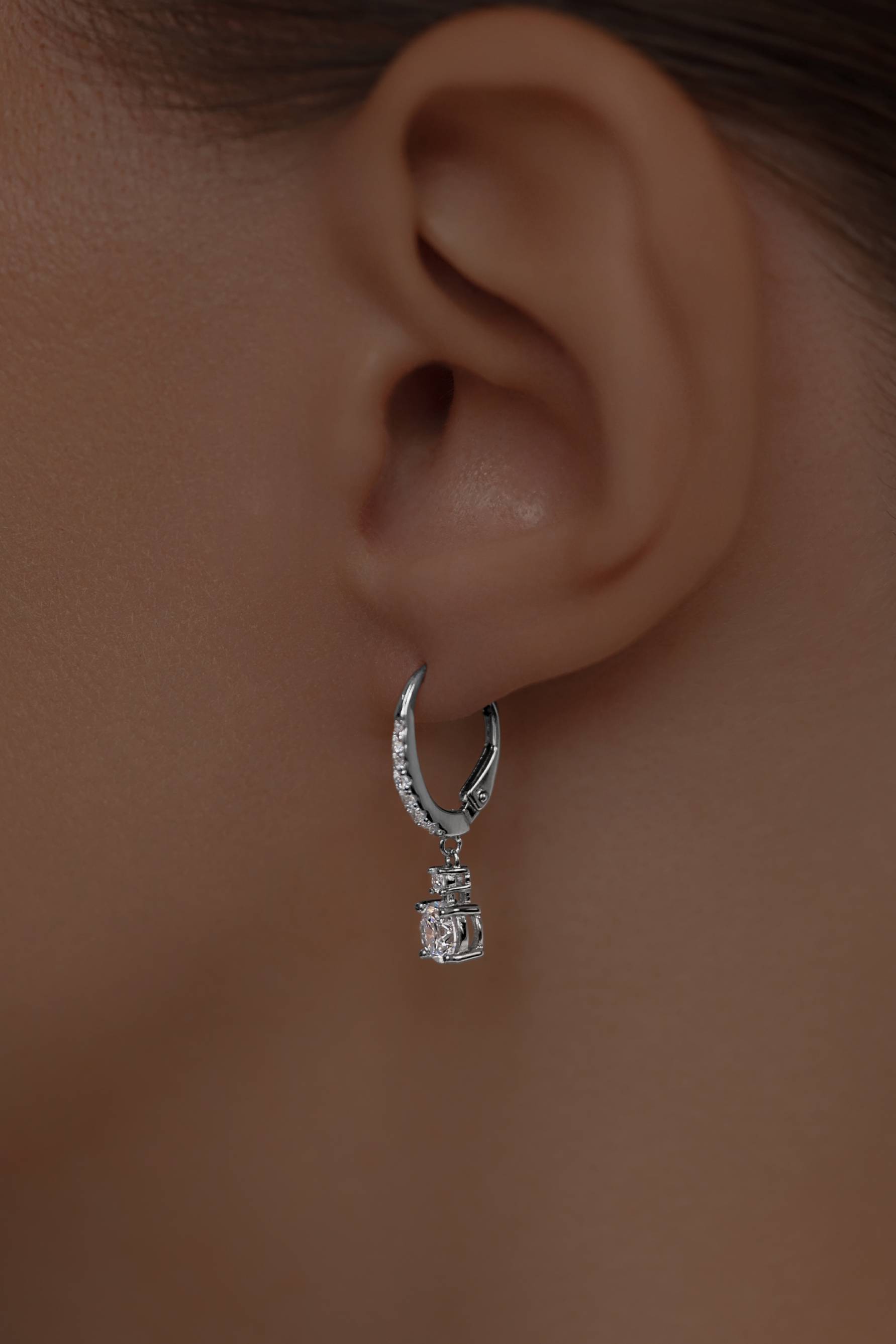 Колье: Классические серьги на французском замке можно купить в ювелирном гардеробе MOMNT (Momentsilver), интернет-магазине украшений из серебра. Серебро 925, родий, вставки:куб.цирконий. Артикул 