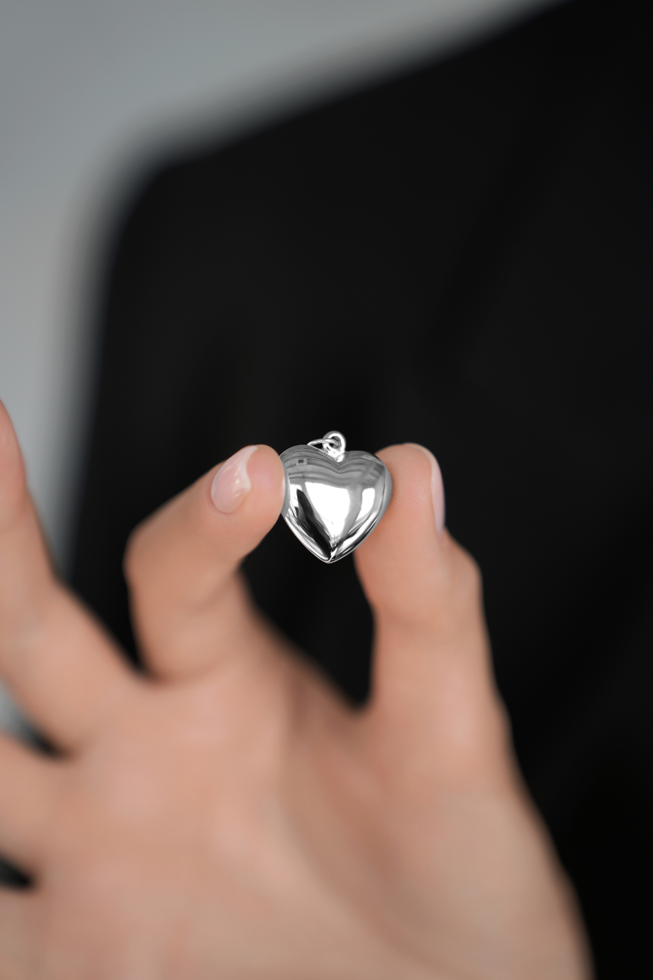 Колье: Колье Раздутые чувства на замшевом шнурке можно купить в ювелирном гардеробе MOMNT (Momentsilver), интернет-магазине украшений из серебра. Серебро 925, родий. Артикул 