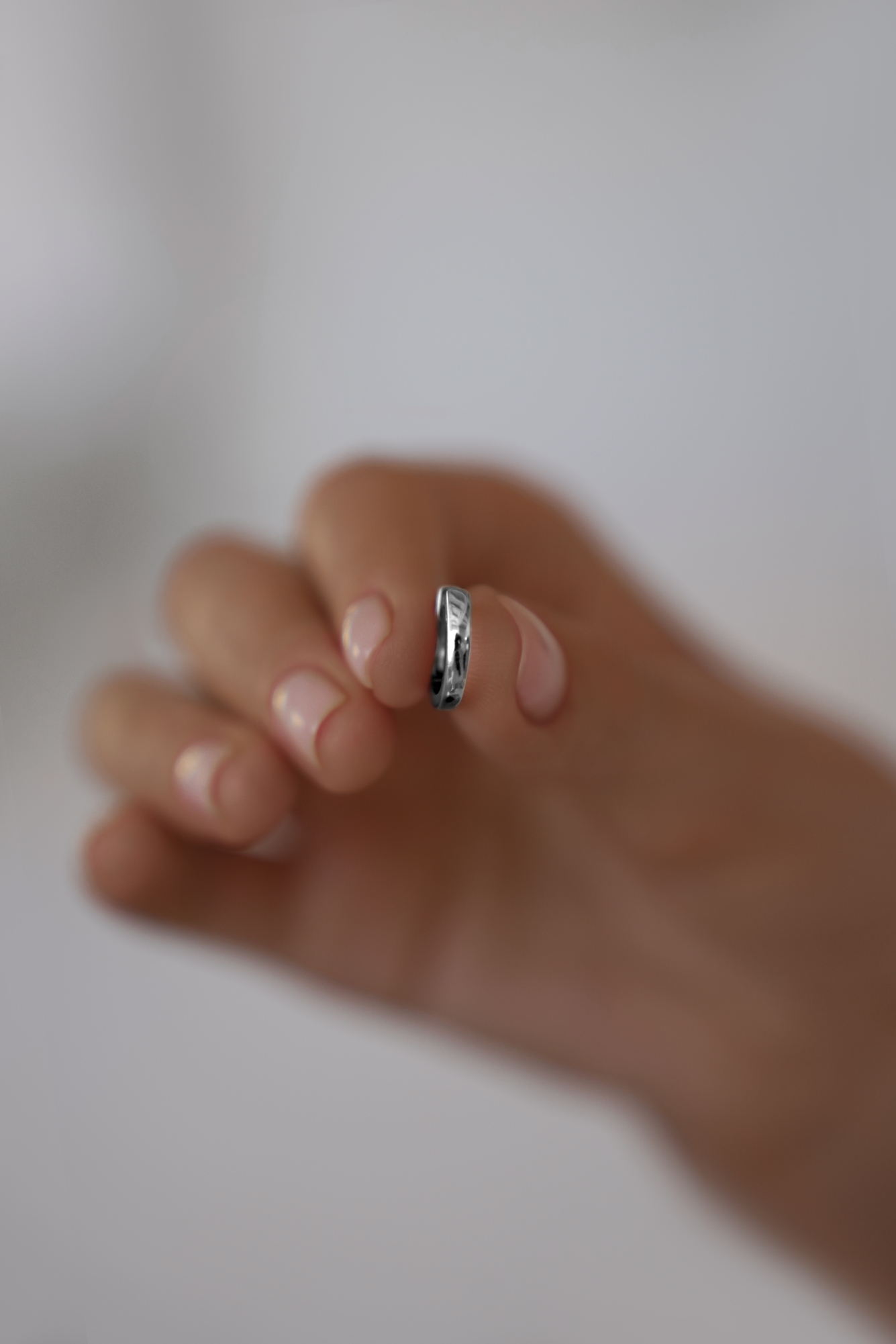 Серьги: Серьги-кольца Круги можно купить в ювелирном гардеробе MOMNT (Momentsilver), интернет-магазине украшений из серебра. Серебро 925, родий. Артикул 