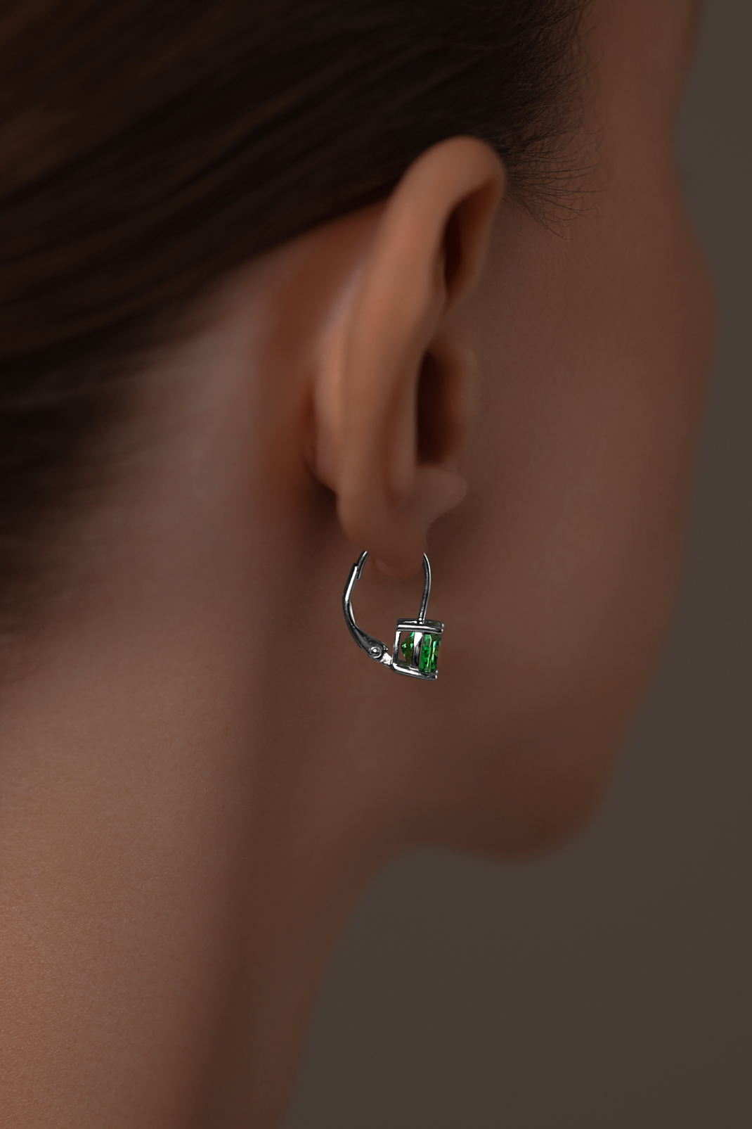 Серьги: Серьги с изумрудными бриллианитами в огранке Кушон на французском замке можно купить в ювелирном гардеробе MOMNT (Momentsilver), интернет-магазине украшений из серебра. Серебро 925, родий. Артикул 