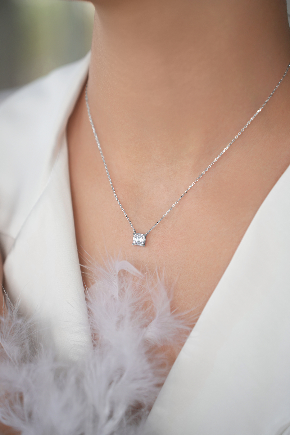 Колье: Колье в огранке "Принцесса" в "ямочку" между ключиц можно купить в ювелирном гардеробе MOMNT (Momentsilver), интернет-магазине украшений из серебра. Серебро 925, родий, фианит . Артикул 