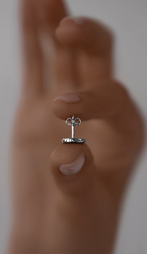 Серьги: Серьги-гвоздики Сердца с красным агатом можно купить в ювелирном гардеробе MOMNT (Momentsilver), интернет-магазине украшений из серебра. Серебро 925, родий. Вставки: агат. Артикул 