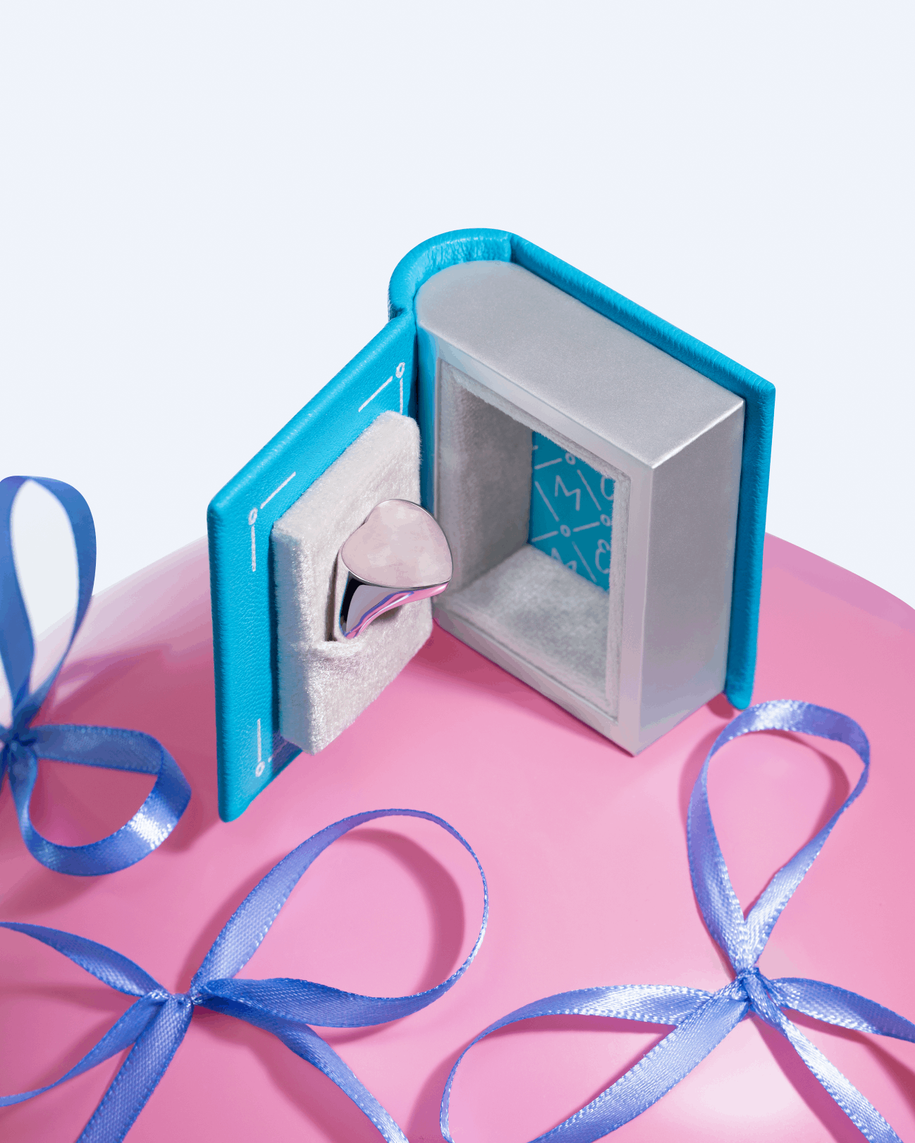 Упаковка: Коробочка книжка для колец можно купить в ювелирном гардеробе MOMNT (Momentsilver), интернет-магазине украшений из серебра. Размер коробки 6.5*5.5*2.7 см.. Артикул 