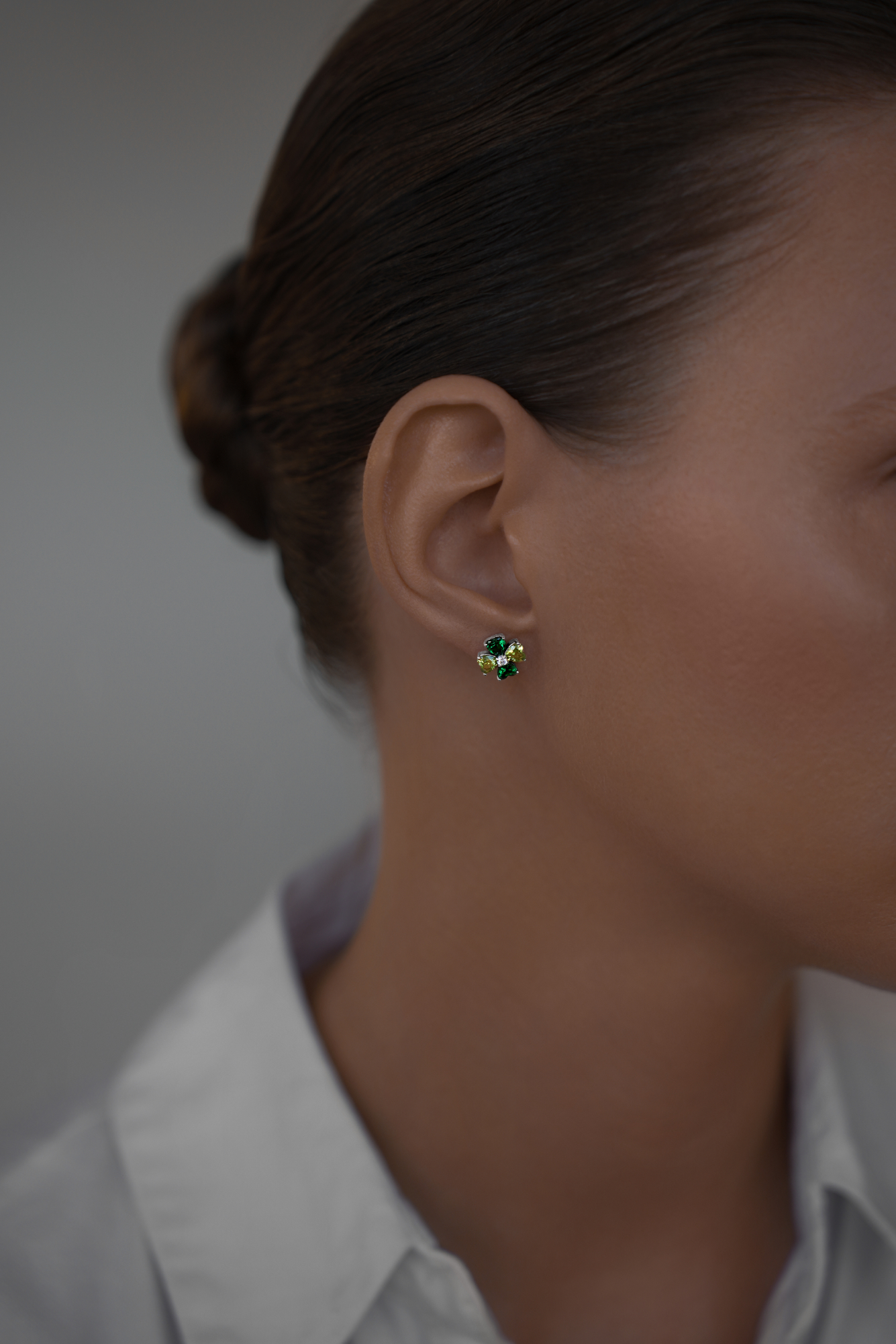 Серьги: Серьги-гвоздики Изумрудный клевер можно купить в ювелирном гардеробе MOMNT (Momentsilver), интернет-магазине украшений из серебра. Серебро 925, родий. Артикул 