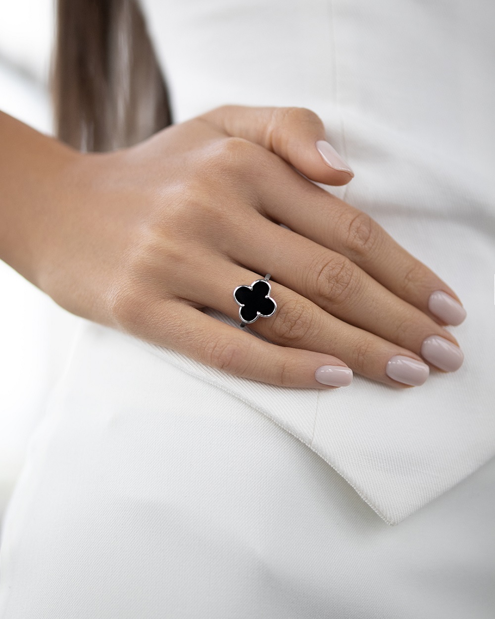 Кольца: Кольцо Клевер с черным ониксом можно купить в ювелирном гардеробе MOMNT (Momentsilver), интернет-магазине украшений из серебра. Серебро 925, родий, вставки: оникс. Артикул 
