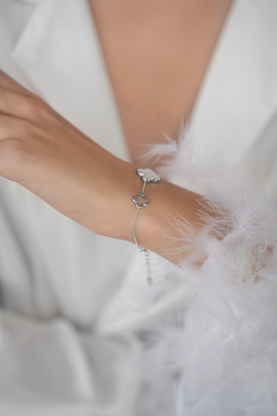 Браслеты: Браслет Клевер с перламутром и двумя подвесками можно купить в ювелирном гардеробе MOMNT (Momentsilver), интернет-магазине украшений из серебра. Серебро 925, родий, перламутр . Артикул 