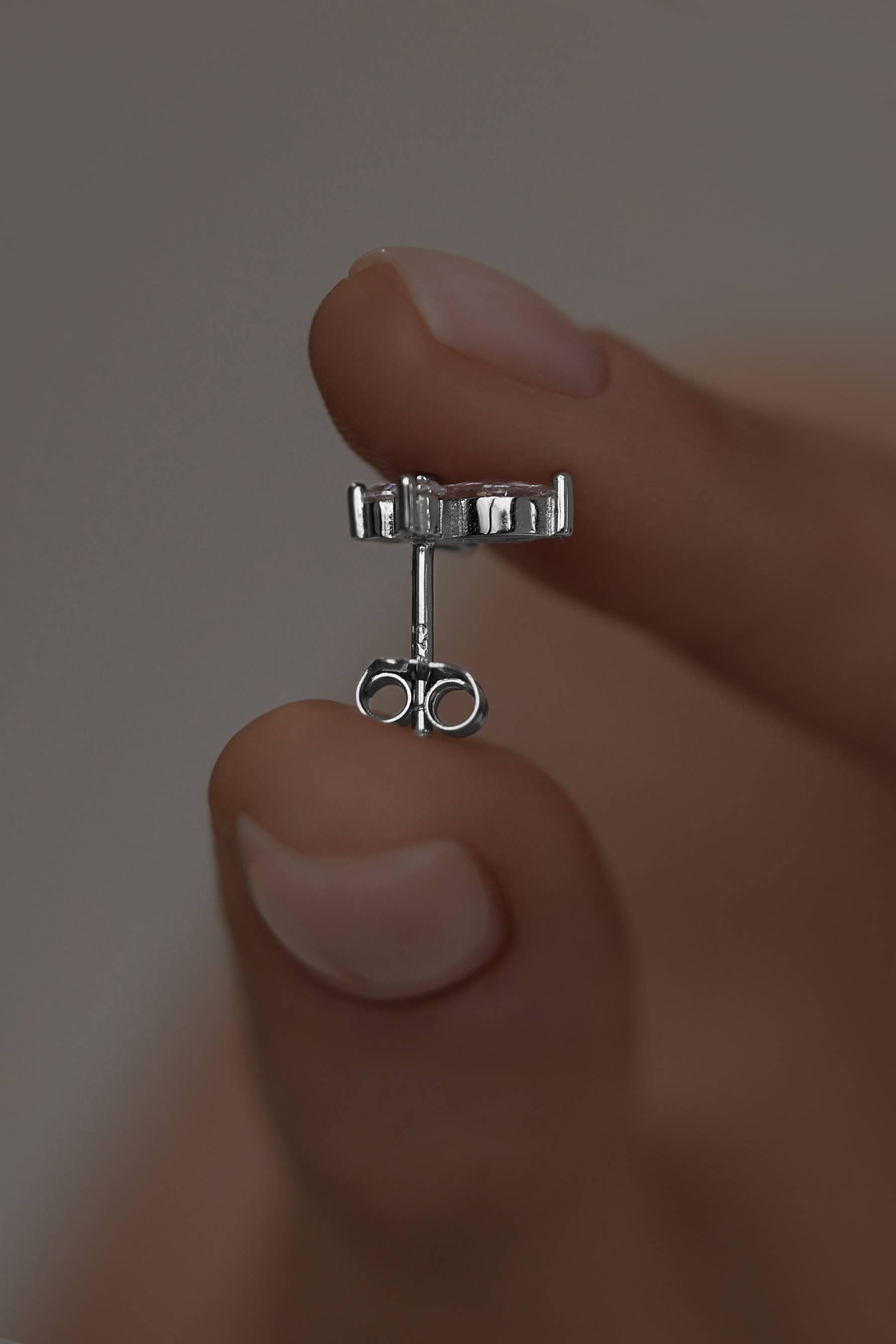 Серьги: Серьги-гвоздики Бабочки можно купить в ювелирном гардеробе MOMNT (Momentsilver), интернет-магазине украшений из серебра. Серебро 925, родий. Артикул 