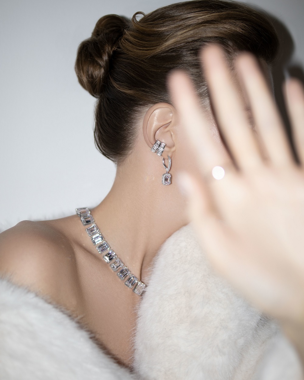 Бижутерия: Серьги в огранке изумруд с белым камнем можно купить в ювелирном гардеробе MOMNT (Momentsilver), интернет-магазине украшений из серебра. Ювелирный сплав, родий, вставки: куб. цирконий. Артикул 