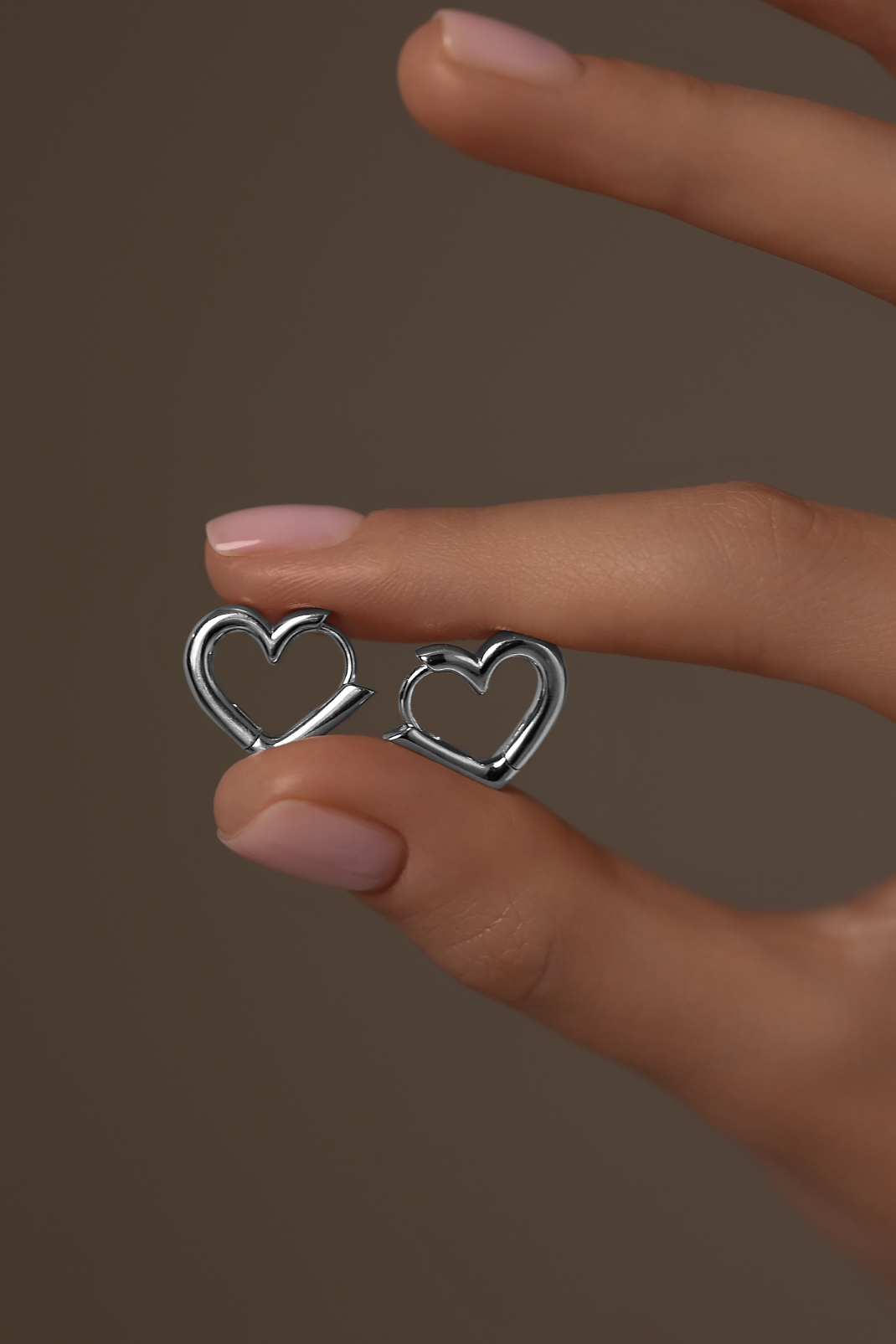 Серьги: Серьги Сердца в профиль можно купить в ювелирном гардеробе MOMNT (Momentsilver), интернет-магазине украшений из серебра. Серебро 925, родий. Артикул 