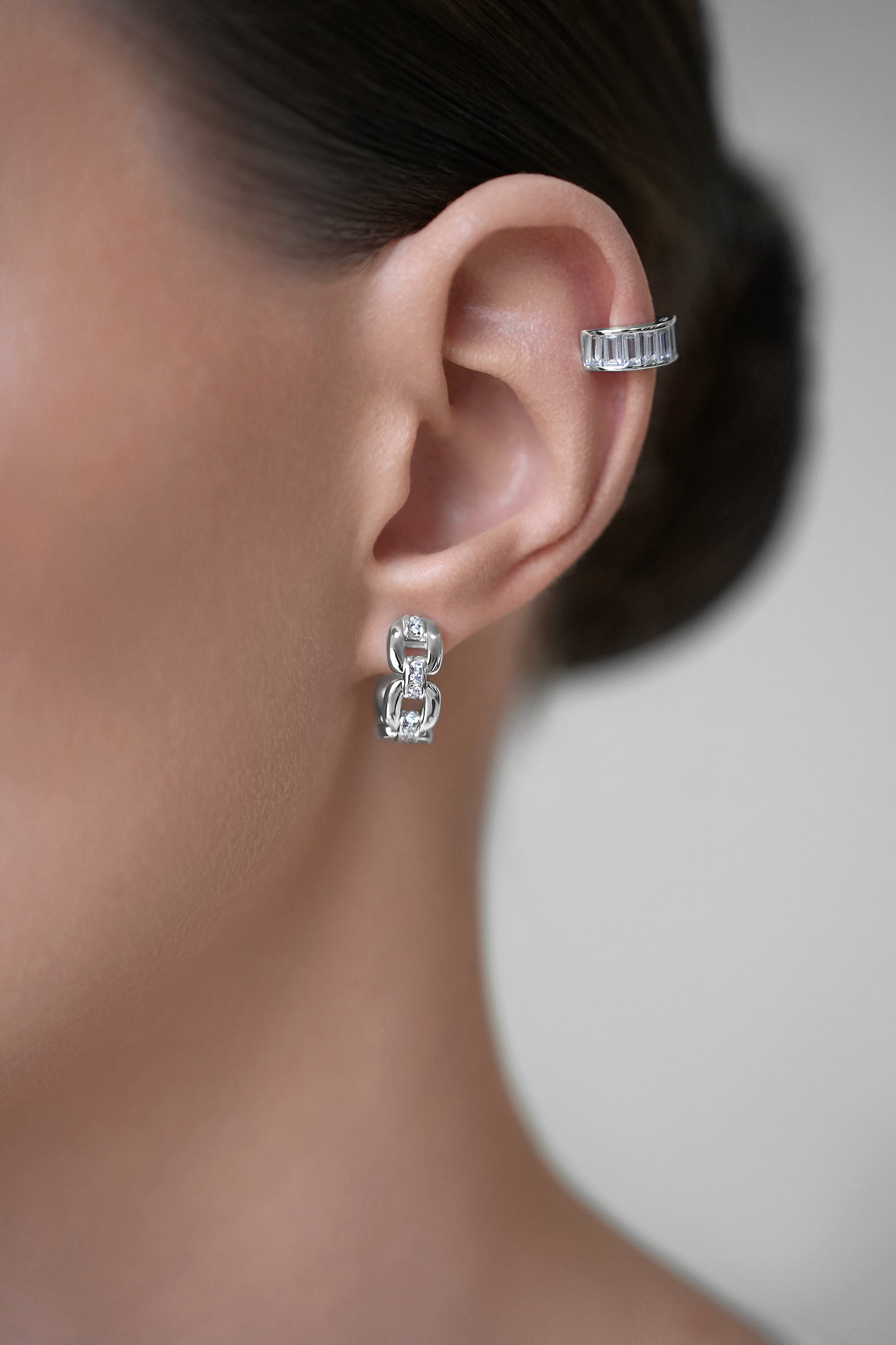 Серьги: Серьги-хаггисы Звенья можно купить в ювелирном гардеробе MOMNT (Momentsilver), интернет-магазине украшений из серебра. Серебро 925, родий, вставки:куб.цирконий. Артикул 