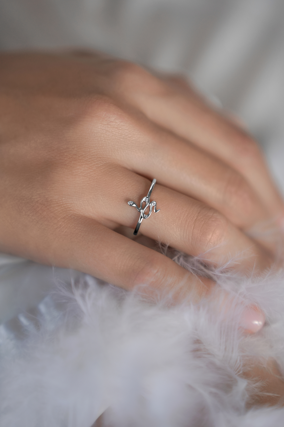 Кольца: Кольцо змейка можно купить в ювелирном гардеробе MOMNT (Momentsilver), интернет-магазине украшений из серебра. Серебро 925, родий. Артикул 