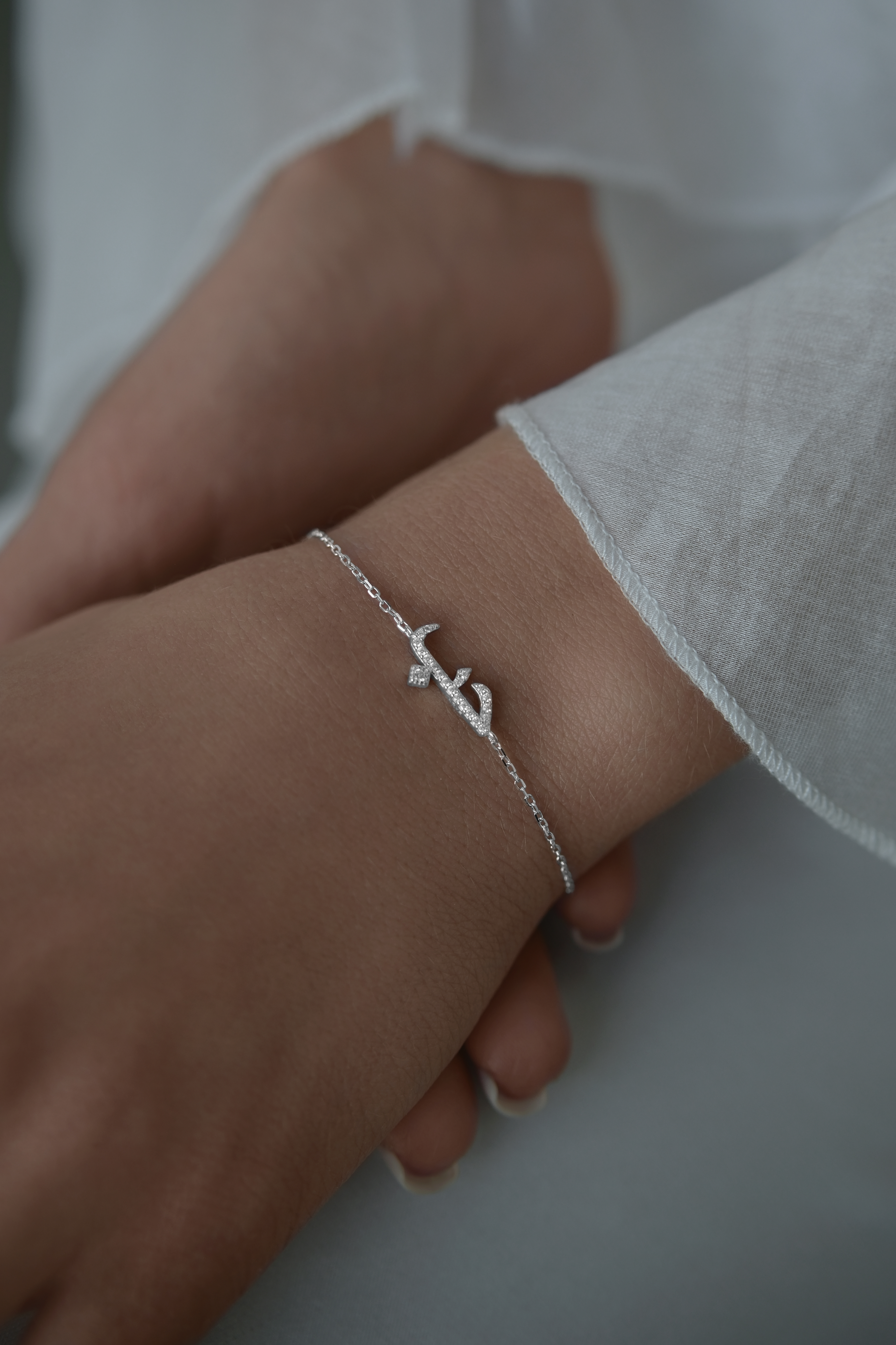 Браслеты: Браслет Любовь на арабском можно купить в ювелирном гардеробе MOMNT (Momentsilver), интернет-магазине украшений из серебра. Серебро 925, родий. Вставки: куб.цирконий. Артикул 